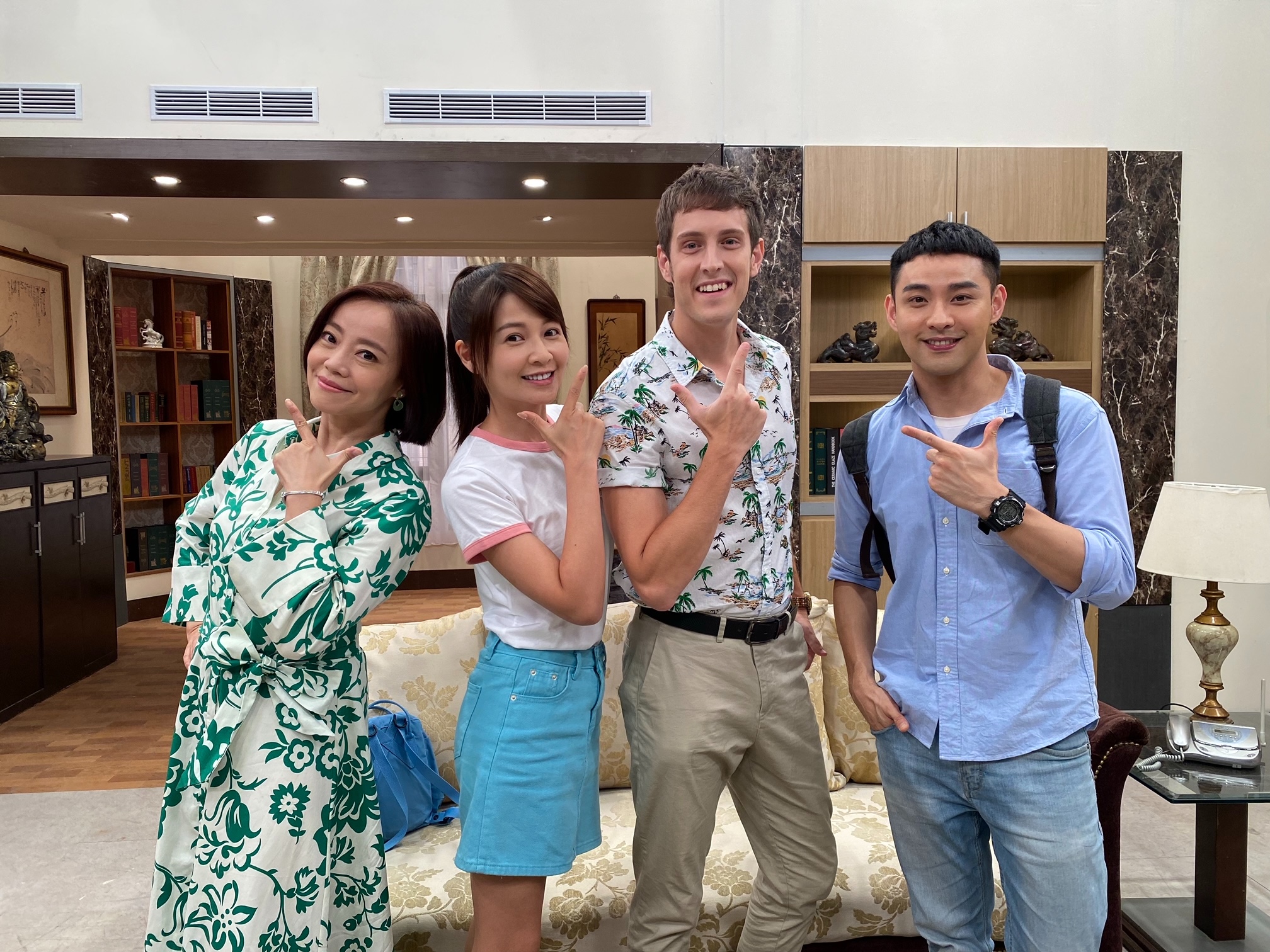 左起為范瑞君、謝京穎、賈斯汀、潘柏希，一行人開心合影。（民視提供）