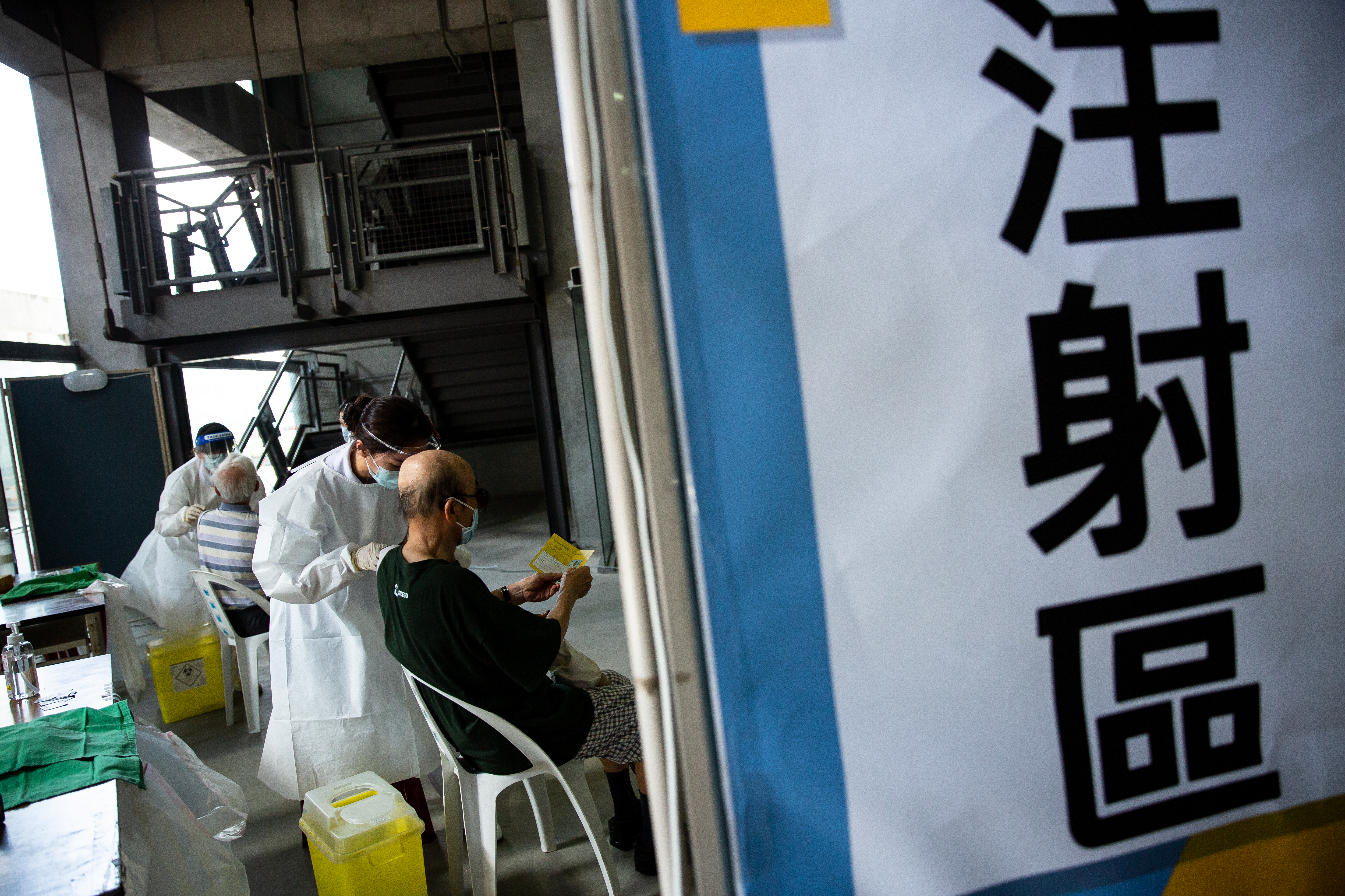 黃郁芬指出,未設籍台北市的長者若不會上網恐將無法接種第二劑AZ疫苗。(本刊資料照)