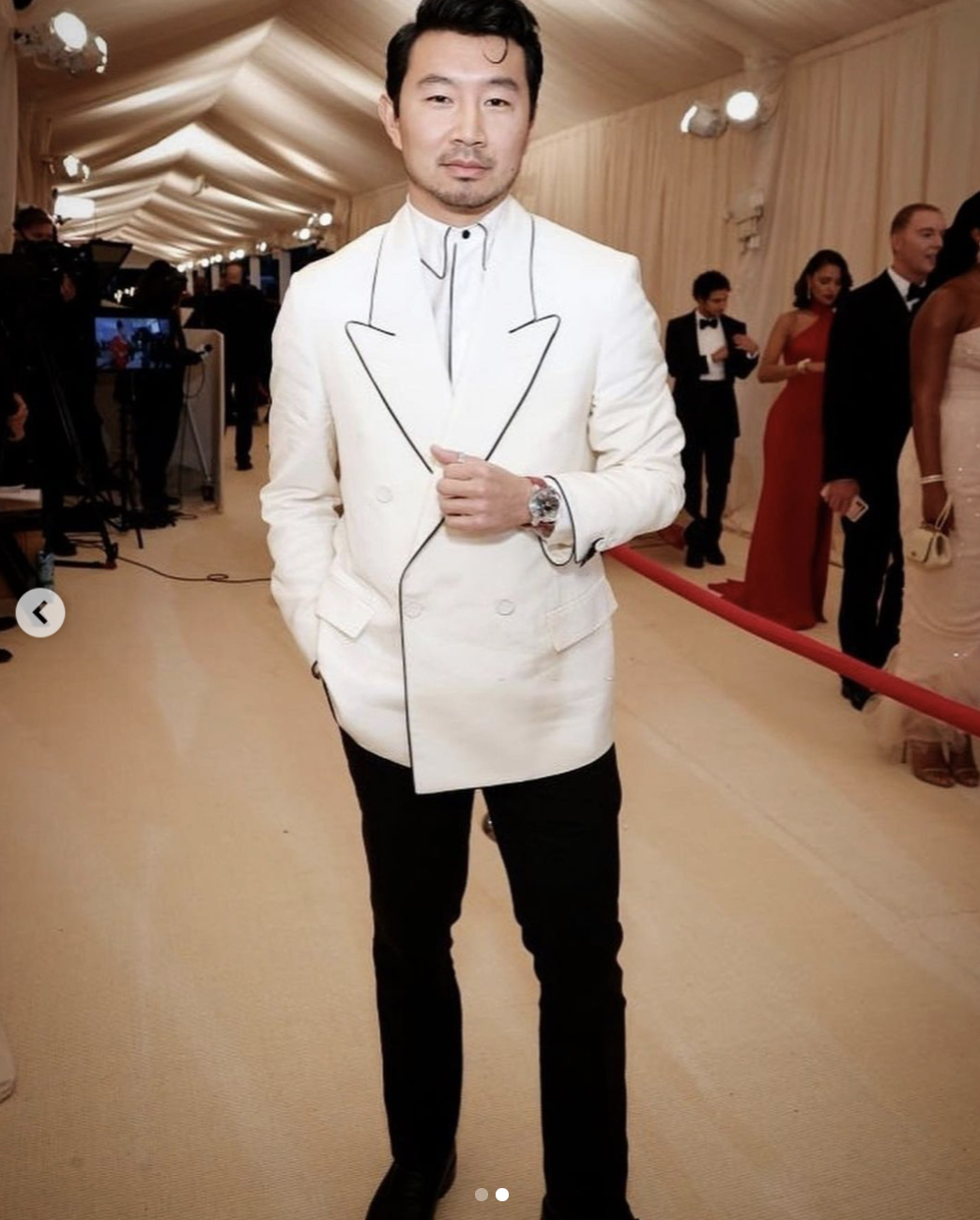 劉思慕穿FENDI西裝亮相MET Gala晚宴。(翻攝Simu Liu IG)
