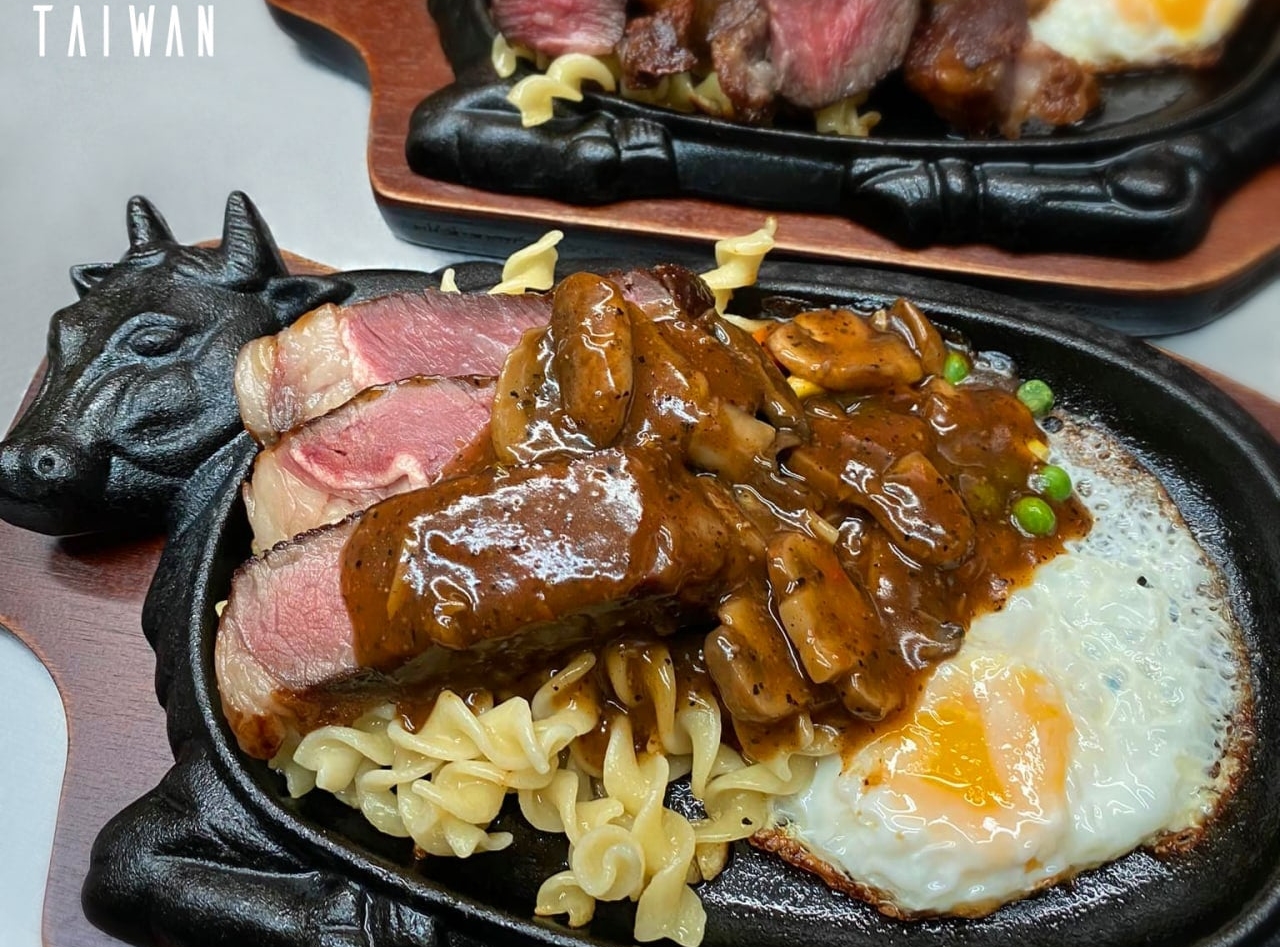 駐美代表蕭美琴接待立陶宛國會外交委員會主席等人時，特別端出台灣傳統的夜市牛排宴客。（翻攝自外交部臉書）