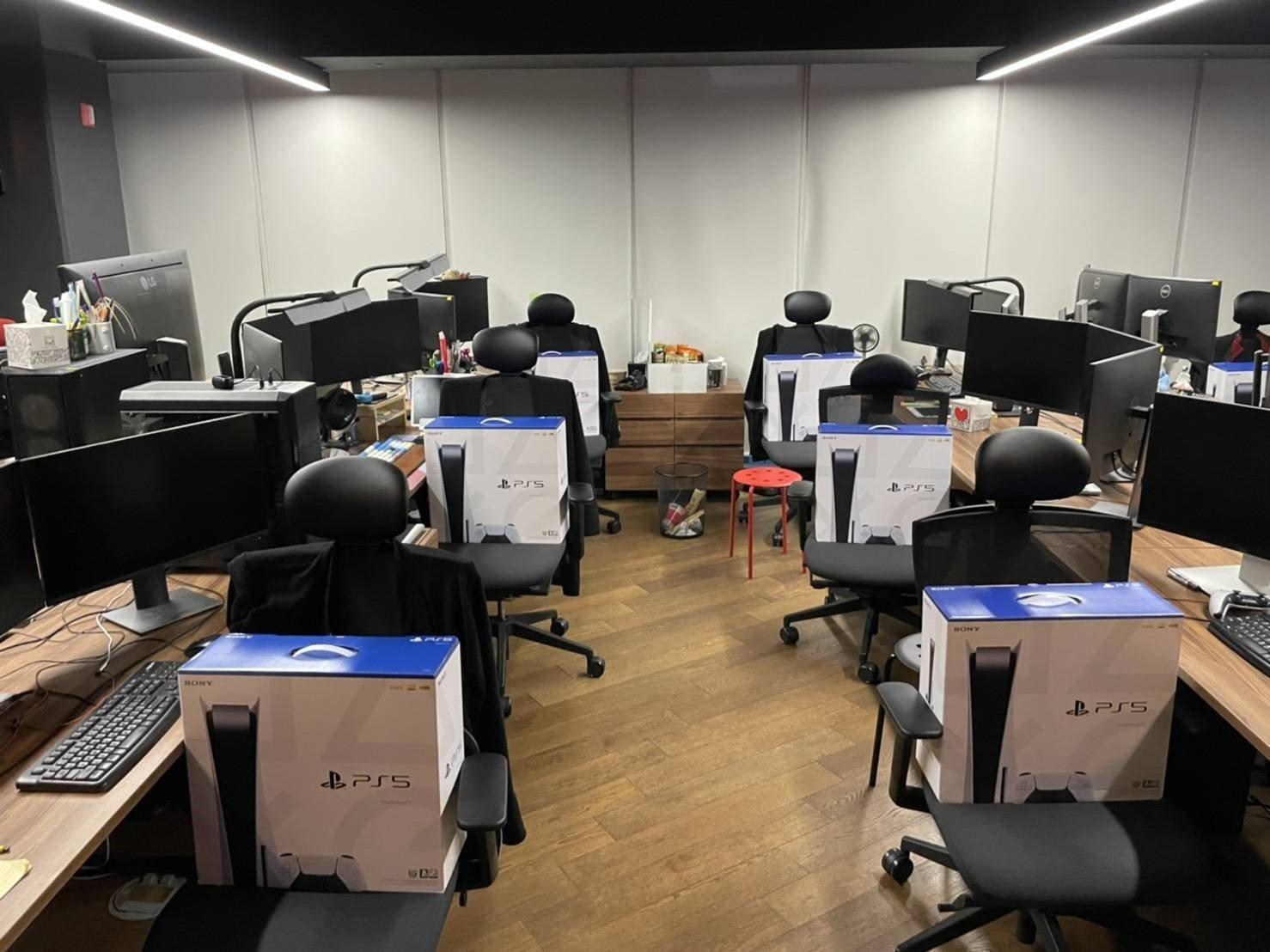 SHIFT UP公開新作《Project EVE》後,老闆金亨泰宣布贈送260名員工一人一台PS5主機。(翻攝twitter@ZhugeEX)