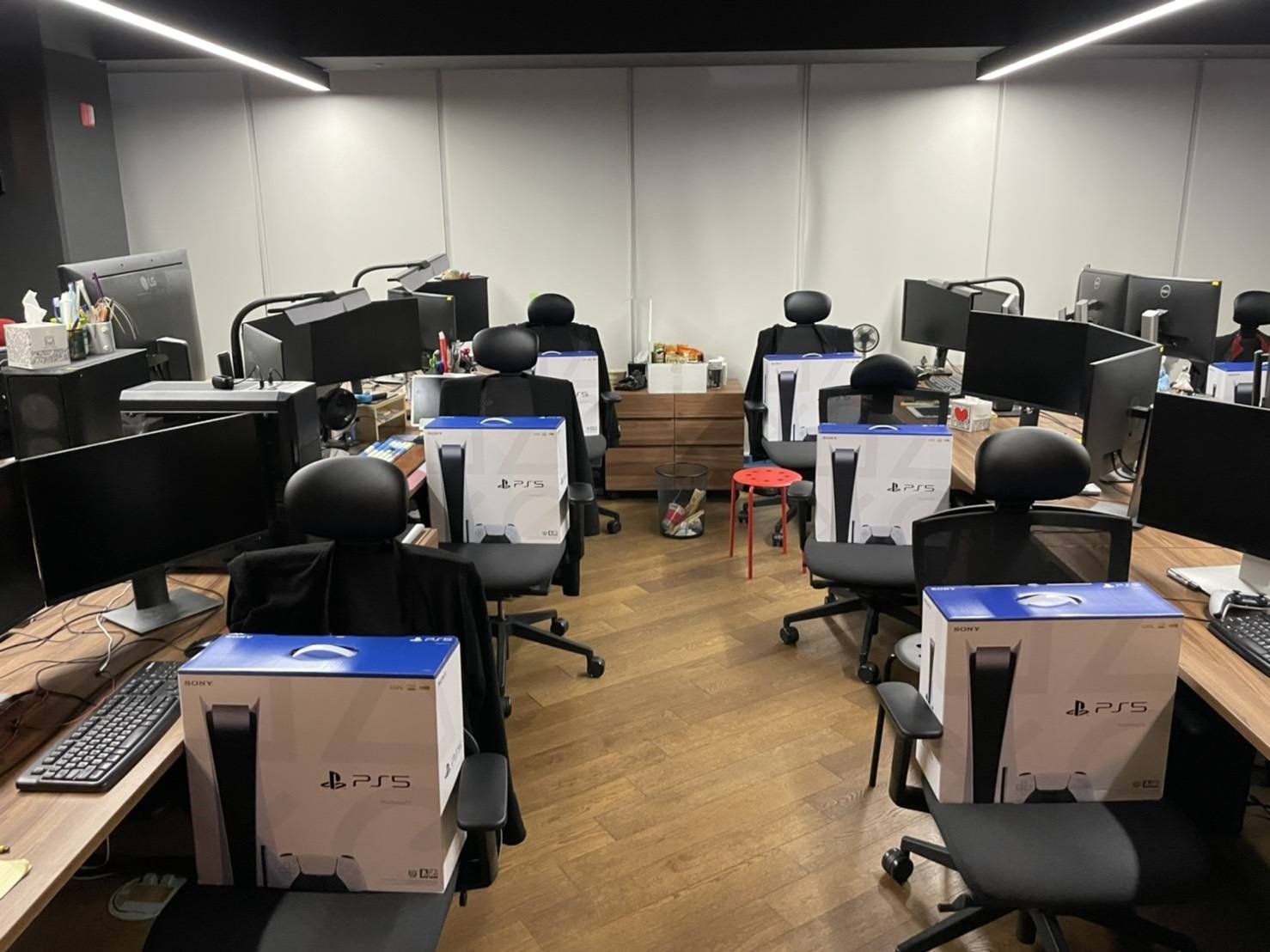 SHIFT UP公開新作《Project EVE》後，老闆金亨泰宣布贈送260名員工一人一台PS5主機。（翻攝twitter@ZhugeEX）