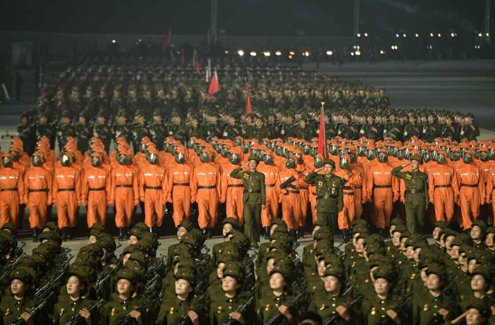 北韓閱兵士兵們全脫下口罩，南韓國防部長徐旭爆料，根據分析北韓境內確實存在著新冠肺炎確診者，與對外宣稱「零確診」狀況不同。（翻攝自@LorrieHancock18推特）
