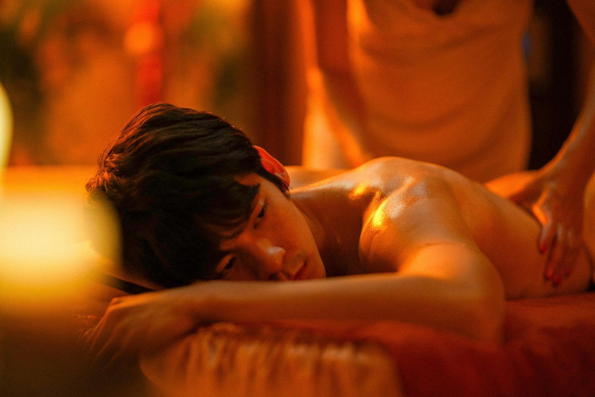林柏宏繼在《怪胎》演出出浴戲炸出六塊腹肌後,在《青春弒戀》享受按摩,大秀背肌及腰部曲線。(電影《青春弒戀》提供)