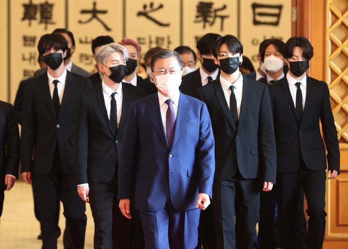 防彈少年團被南韓總統文在寅(中)任命為總統特使,今受邀到青瓦臺參加任命儀式。(翻攝自SPORTSWORLD)