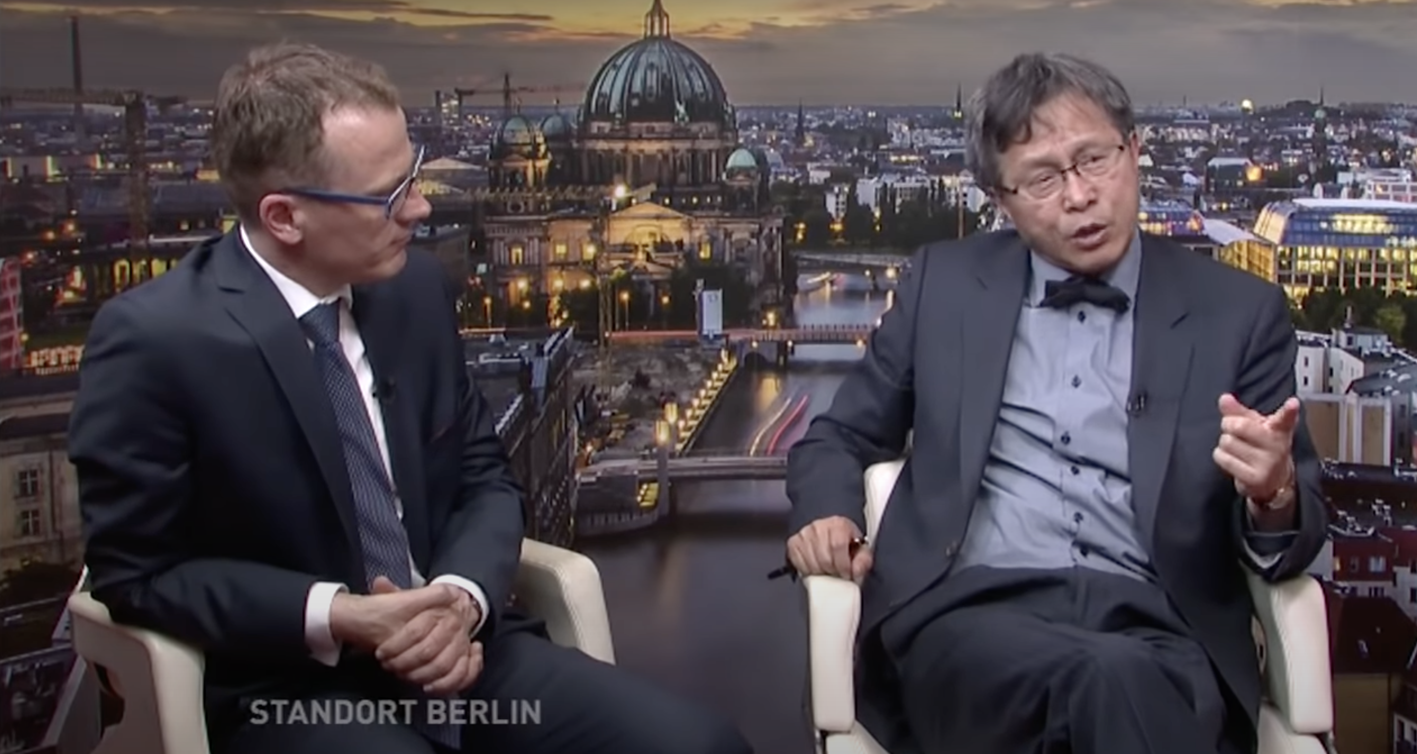 謝志偉(右)早前接受柏林電視台訪問影片曝光,全程以流利德文對談。(翻攝外交部YouTube)