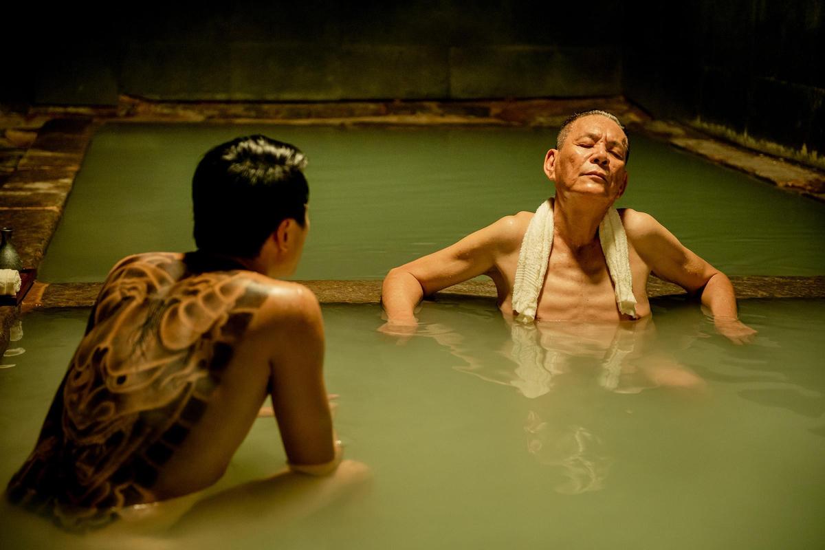 龍劭華在《角頭－浪流連》霸氣不做保護措施全裸泡湯，精壯結實的體格難以想像他已年過60歲。（巧克麗娛樂提供）