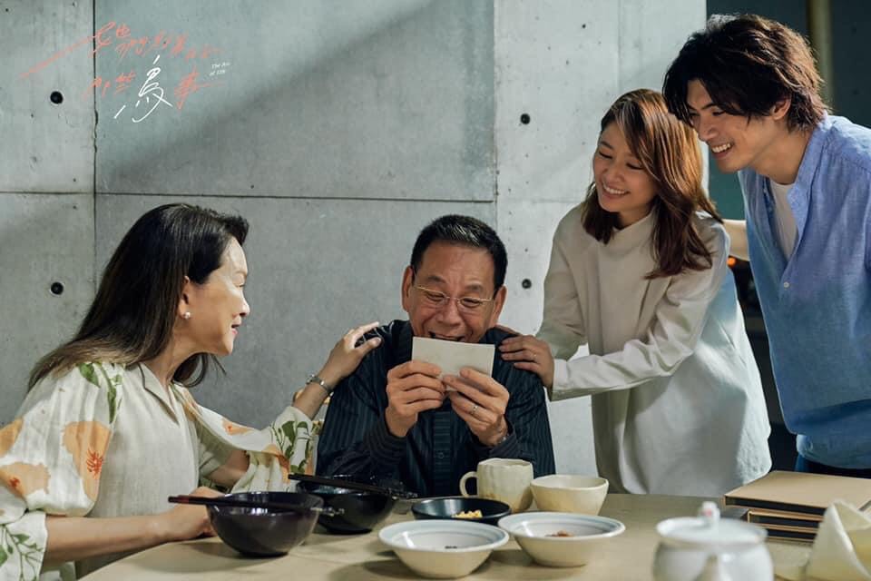 龍劭華（中）和林心如（右二）在《她們創業的那些鳥事》中飾演父女。（《她們創業的那些鳥事》劇組提供）