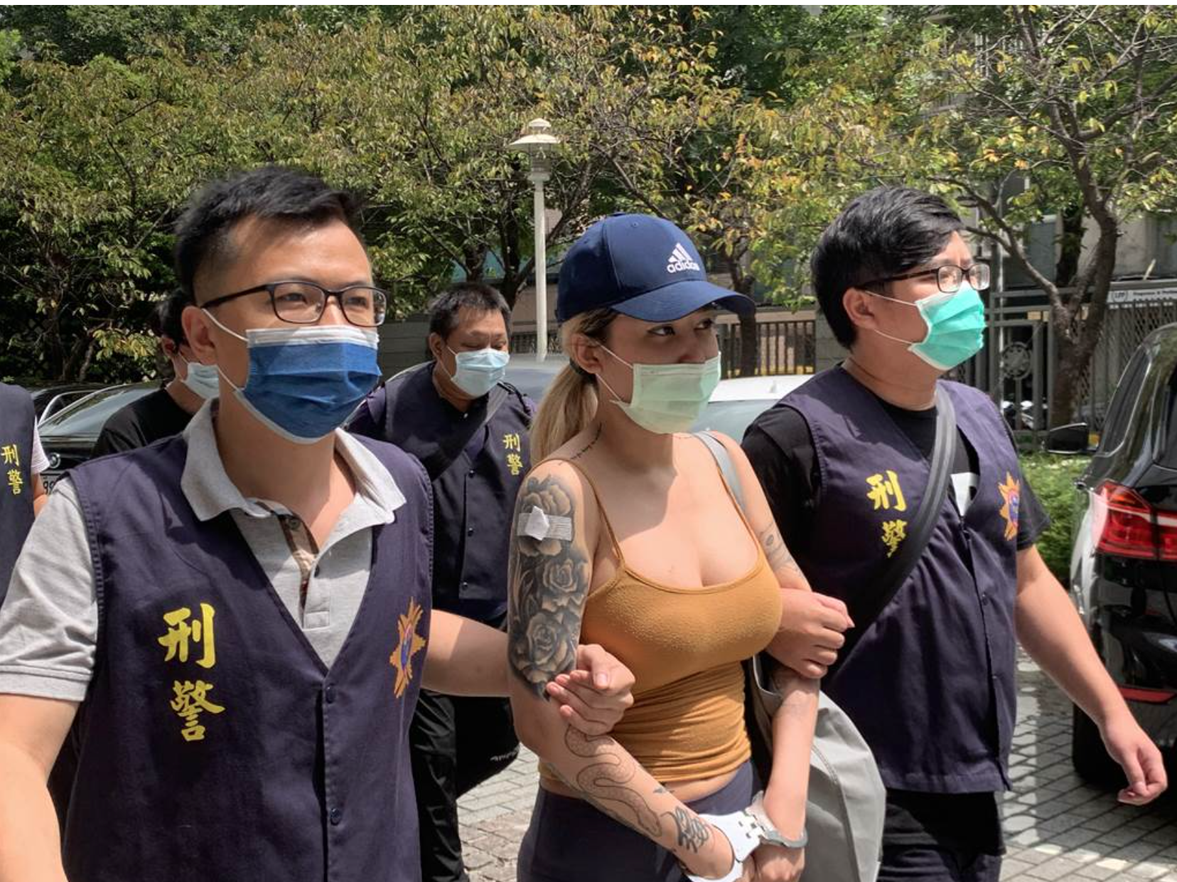 擁有大批粉絲的E奶網紅潘緣（中），涉嫌從國外進口大麻販賣，遭刑事局逮捕。（刑事局提供）