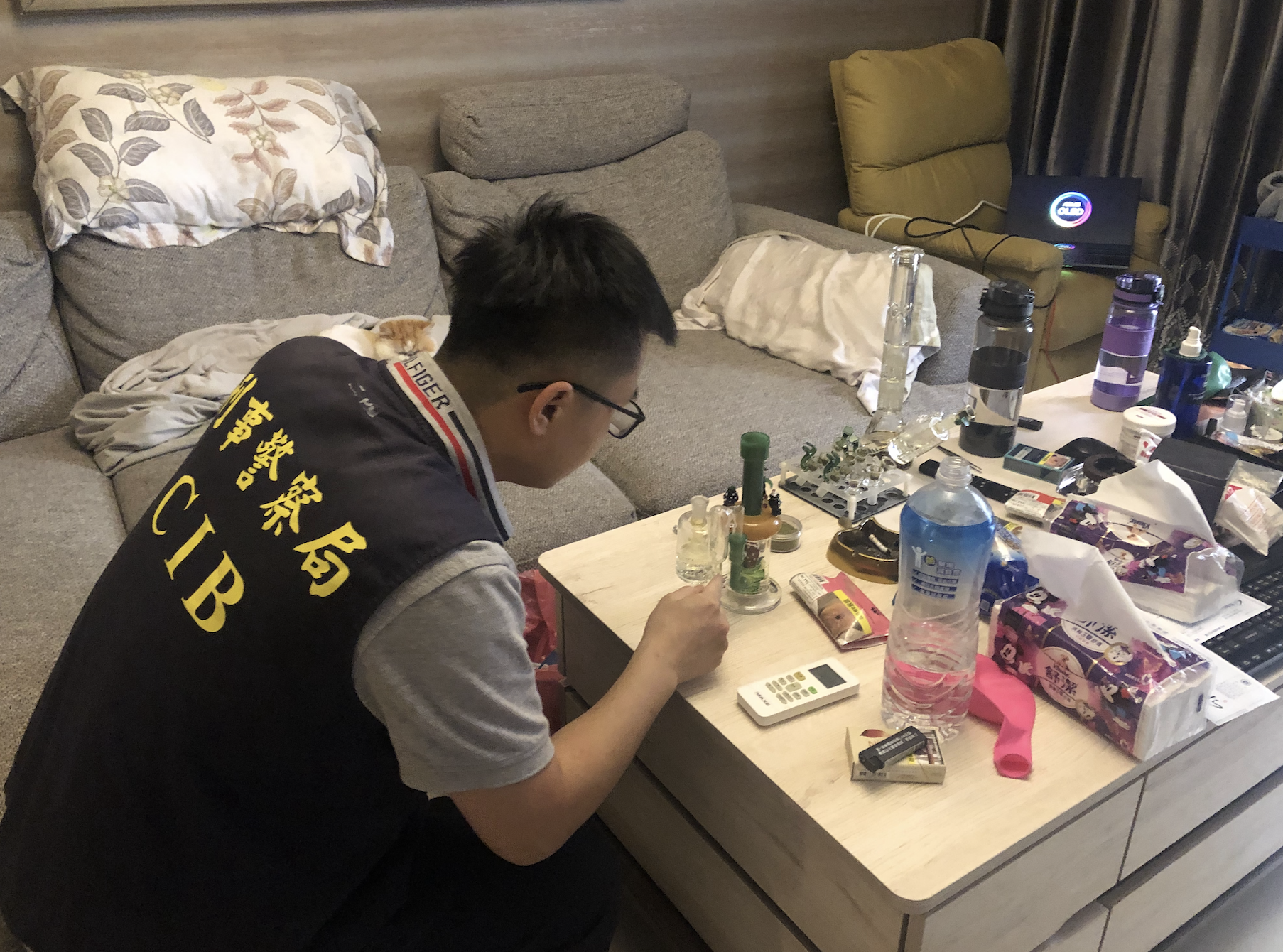 警方在潘女住處搜出大麻菸草、吸食器等贓證物。（刑事局提供）