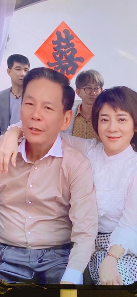 王彩樺30年前第一部連續劇華視《恩情深似海》,就和龍劭華演出一對情侶。(翻攝王彩樺臉書)