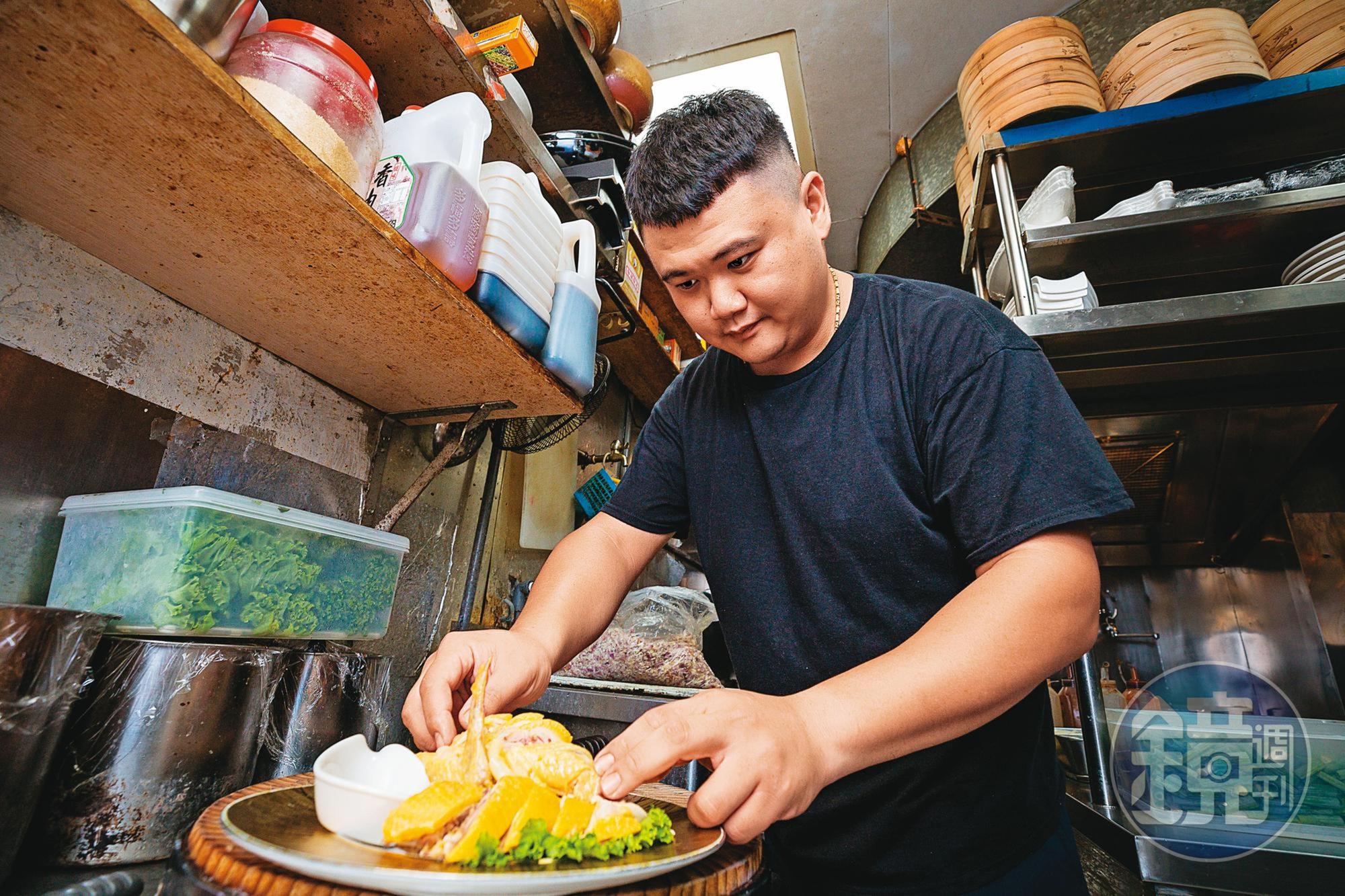 汪上賀堅持每天跑北北基7個菜市場採買新鮮食材,家鄉白切雞選用台東天然放養玉米雞。