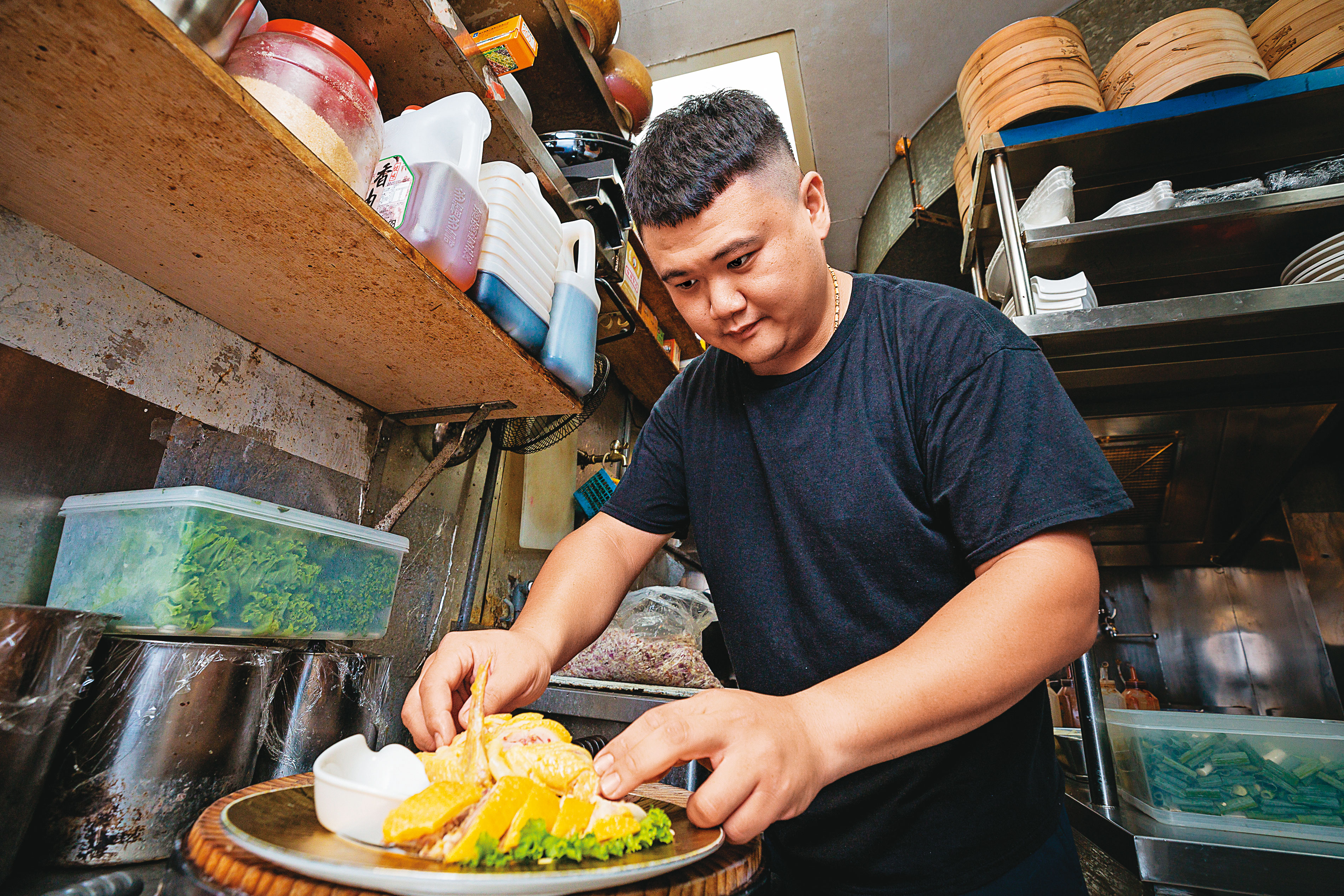 汪上賀堅持每天跑北北基7個菜市場採買新鮮食材，家鄉白切雞選用台東天然放養玉米雞。