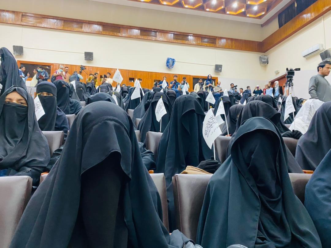 上週六(11日),一群阿富汗婦女參與了一場支持塔利班政權的活動。(翻攝自@LNajafizada twitter)