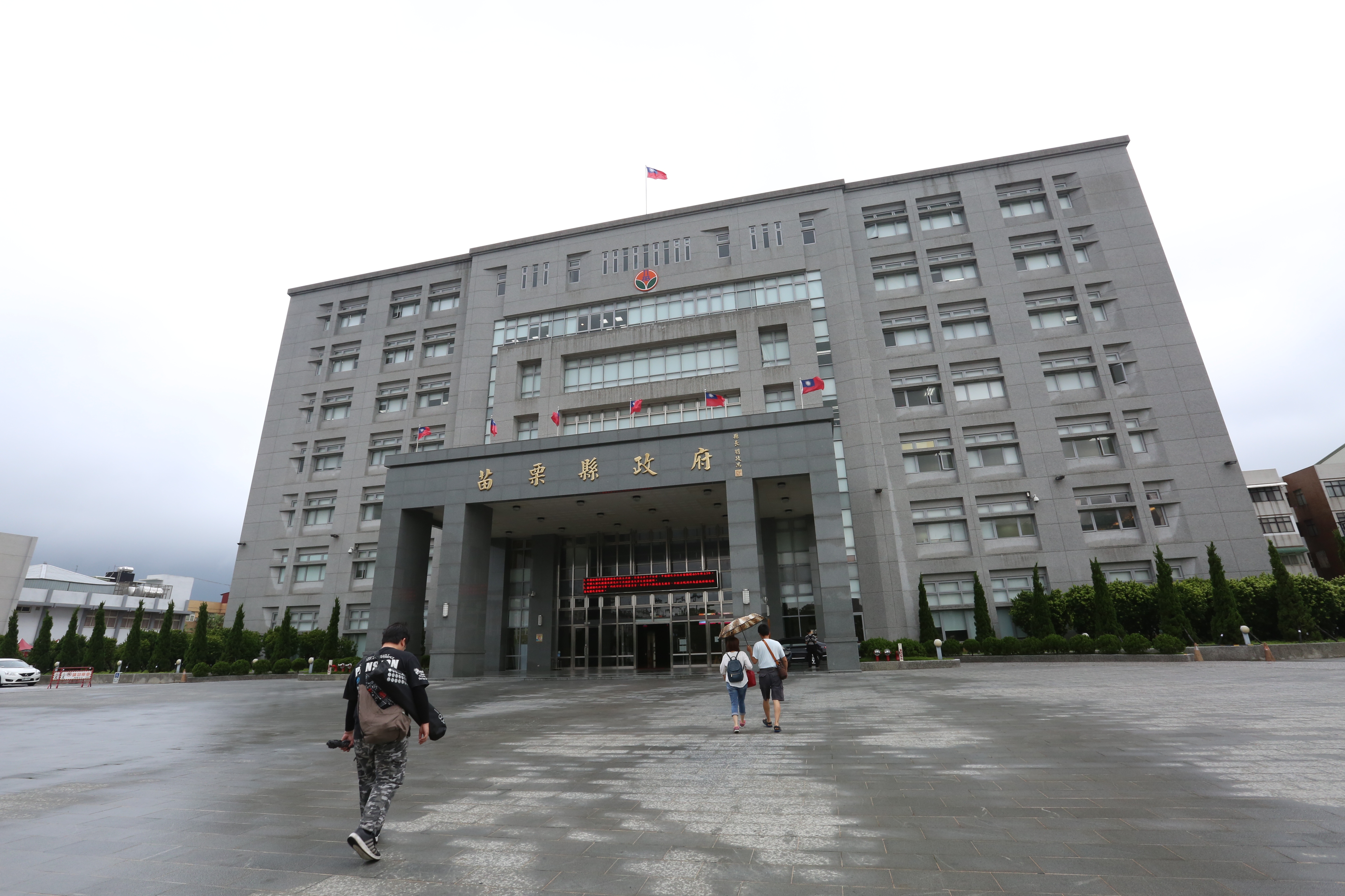 當被問到有人提出苗栗縣應該跟新竹縣市合併一起升格直轄市，竟有高達71.6%的新竹縣市民眾不同意。