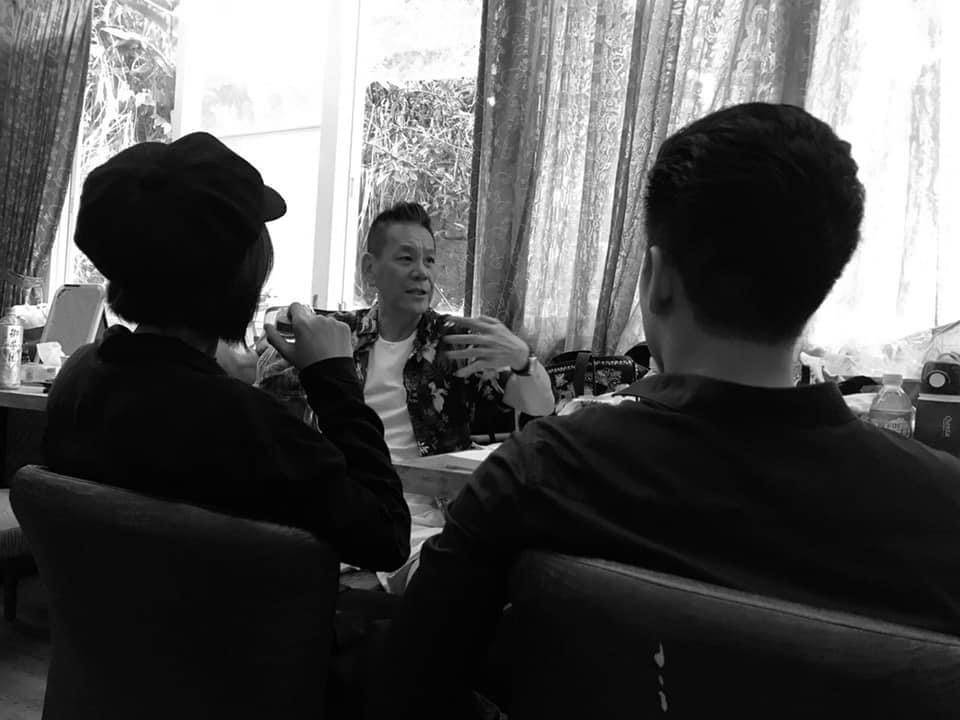 蔡黃汝分享與龍劭華聊天時的照片。（翻攝自蔡黃汝臉書）