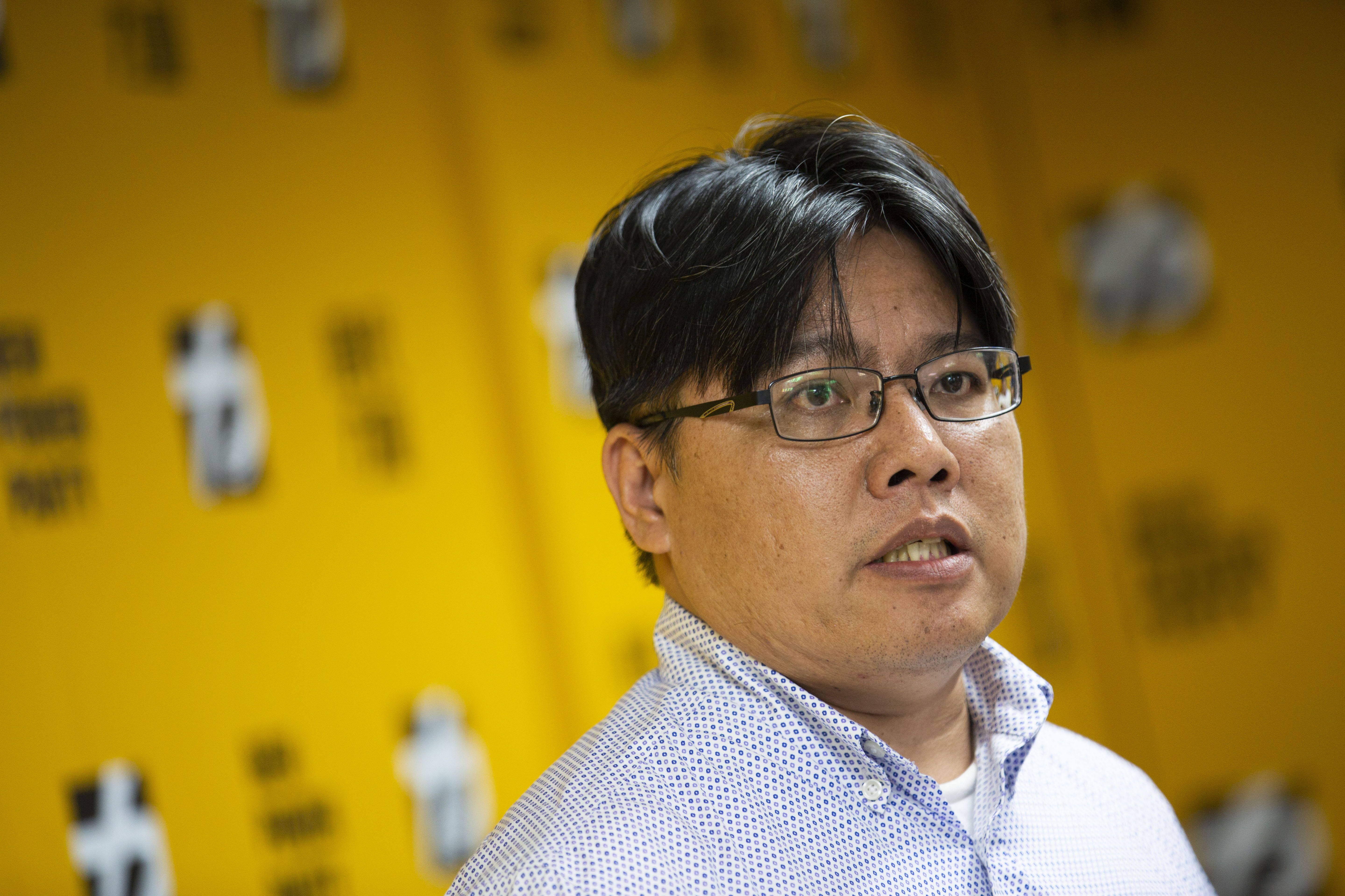 柯文哲近日稱，北市目前已興建1.8萬戶公宅，再這樣蓋下去怕債留子孫，遭時力立委邱顯智批評政策跳票。（本刊資料照）