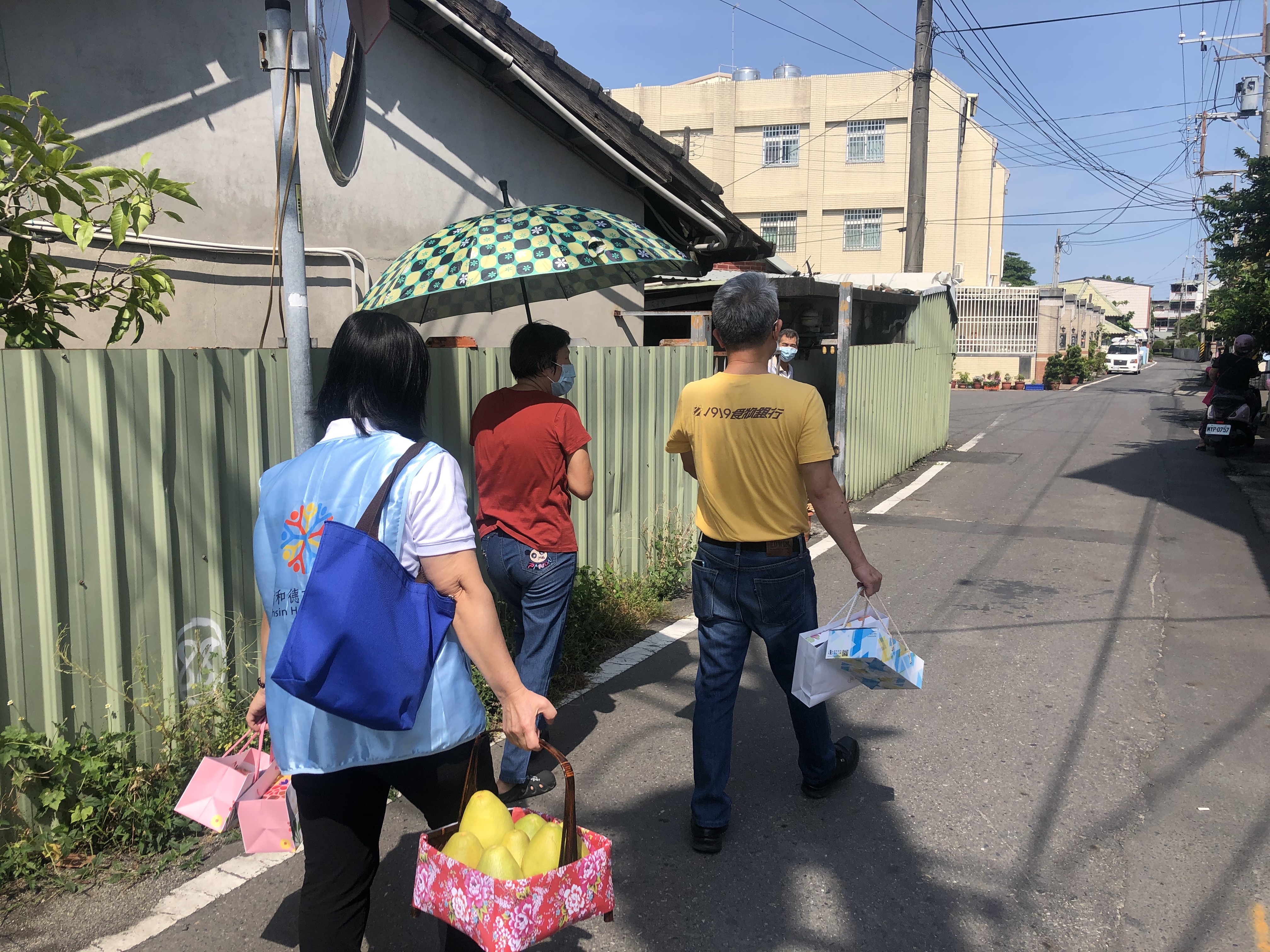 中秋節前夕頂新和德文教基金會到阿珍家關懷訪視。（頂新和德文教基金會提供）