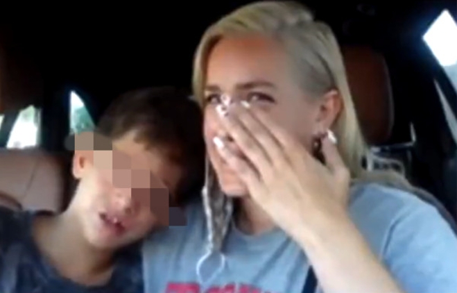 美國YouTuber夏安拍片時要求兒子假哭，引發網友不滿。（翻攝Jordan Cheyenne YouTube頻道）