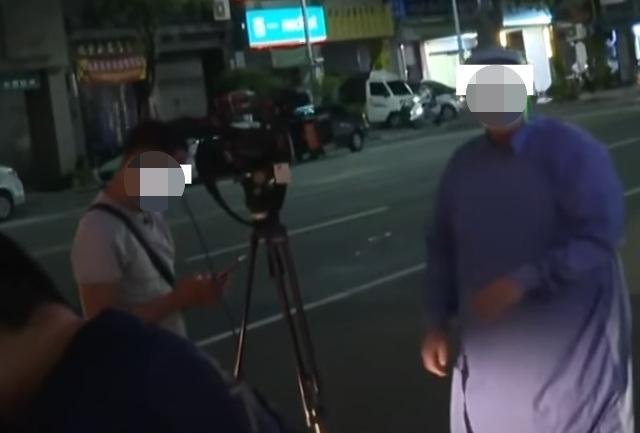 一名攝影記者擋住救護車的路線不走,事後還嗆醫護人員,引發輿論撻罰。(翻攝自網路)
