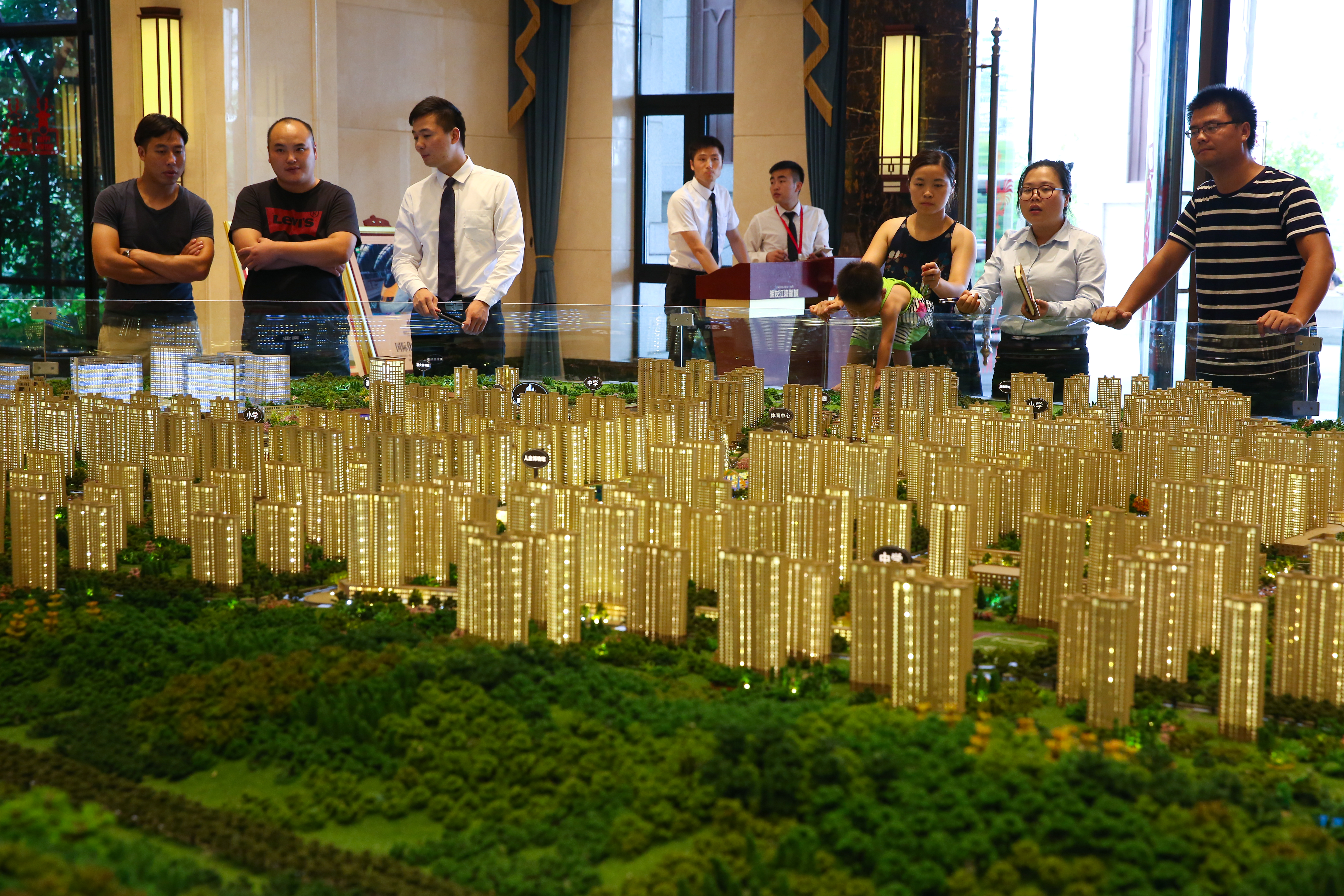 中國大陸房地產獲利下滑、債務高築，升息環境下腹背受敵。