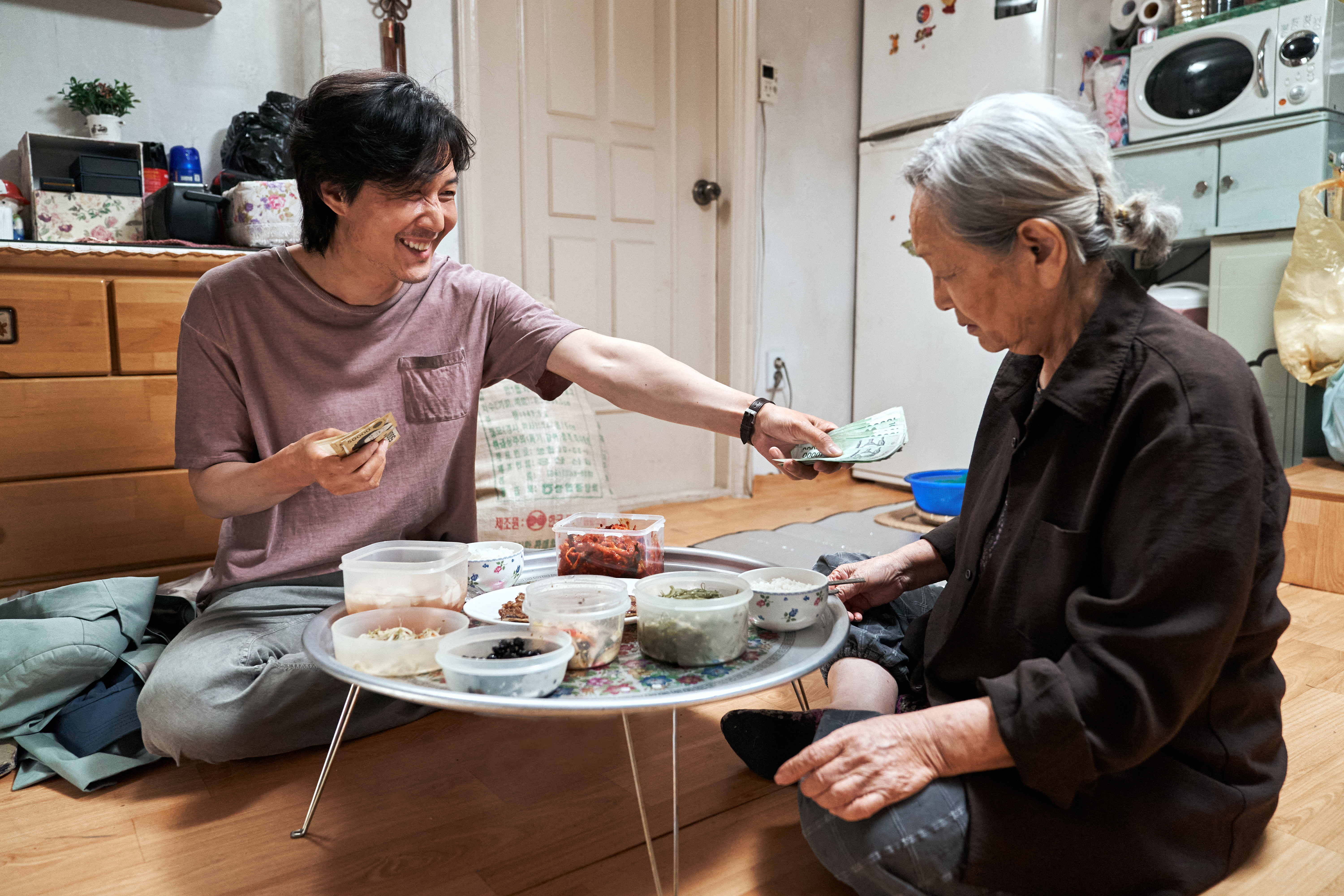 《魷魚遊戲》中李政宰與年邁老母一起生活。（Netflix提供）