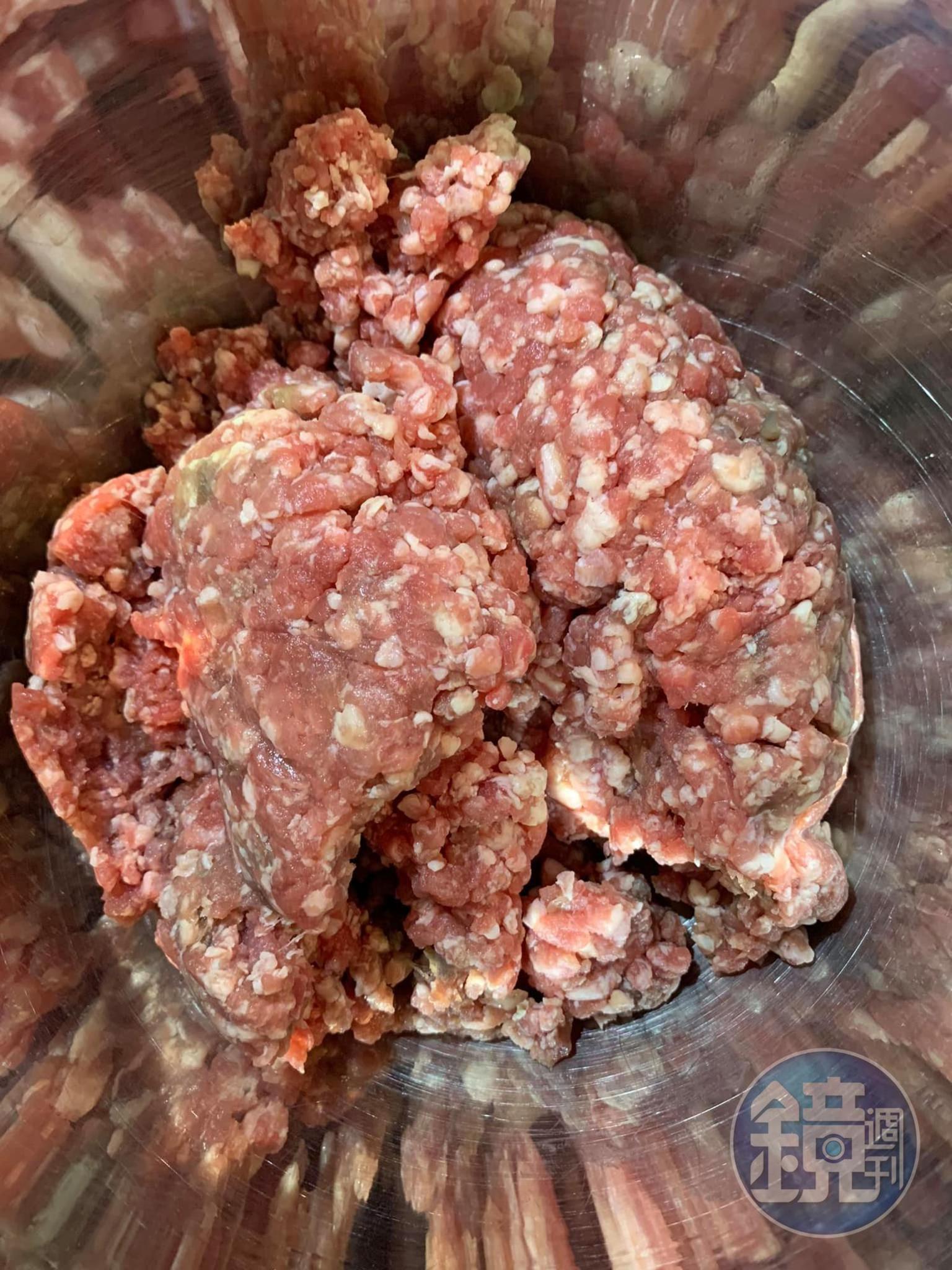 準備羊絞肉2斤。