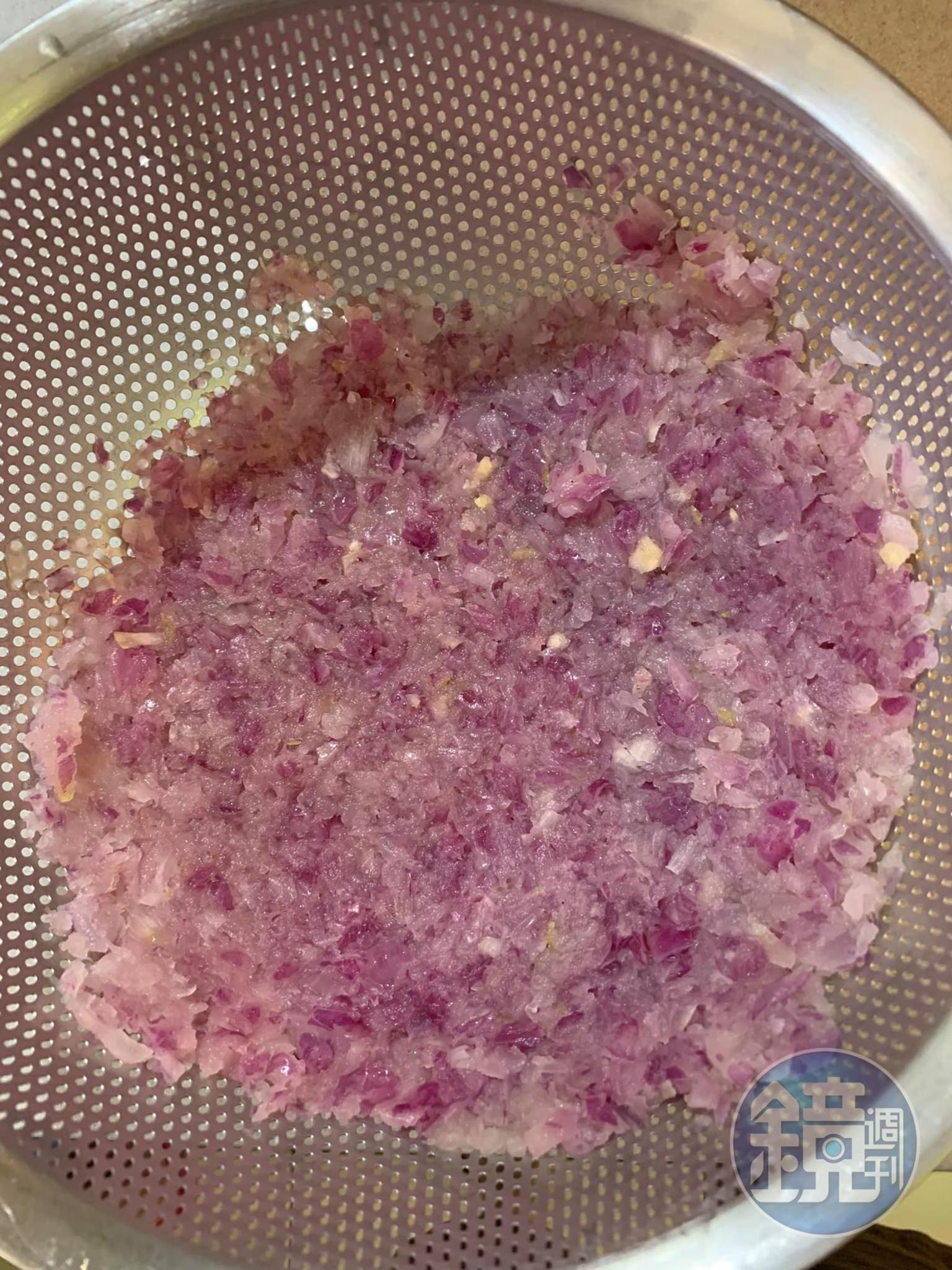 將洋蔥水分擠出。