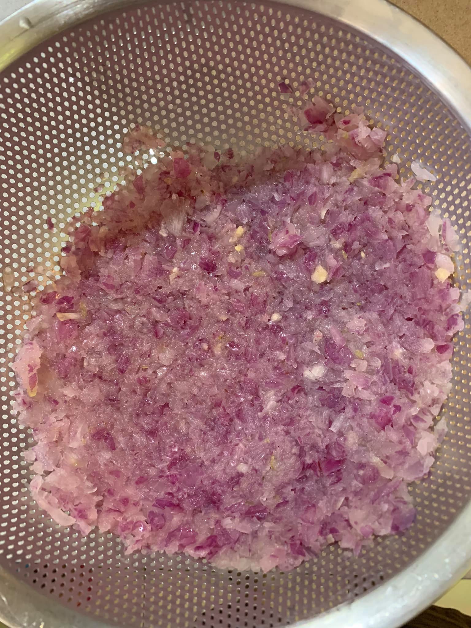 將洋蔥水分擠出。