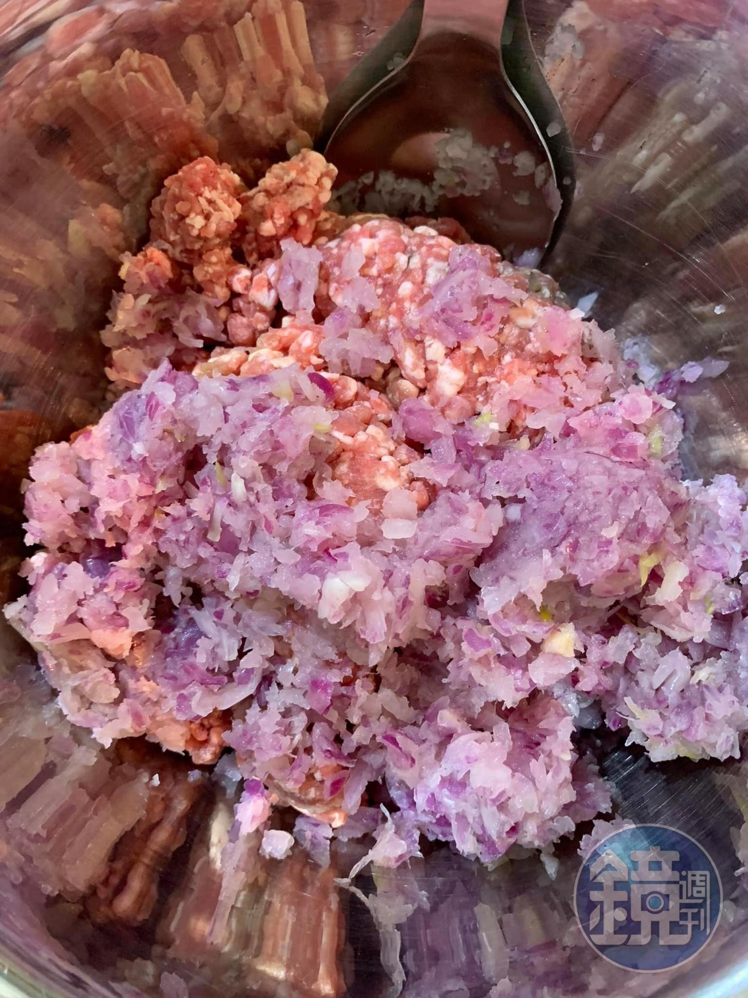 將洋蔥末放入絞肉中。