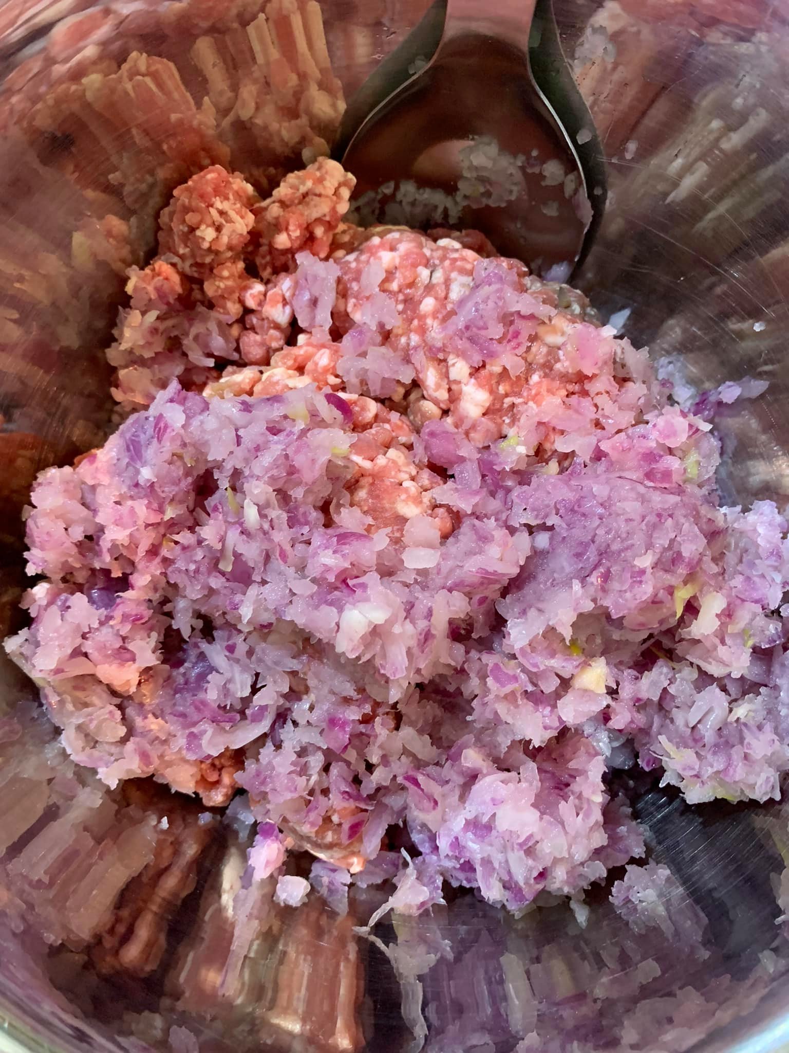 將洋蔥末放入絞肉中。
