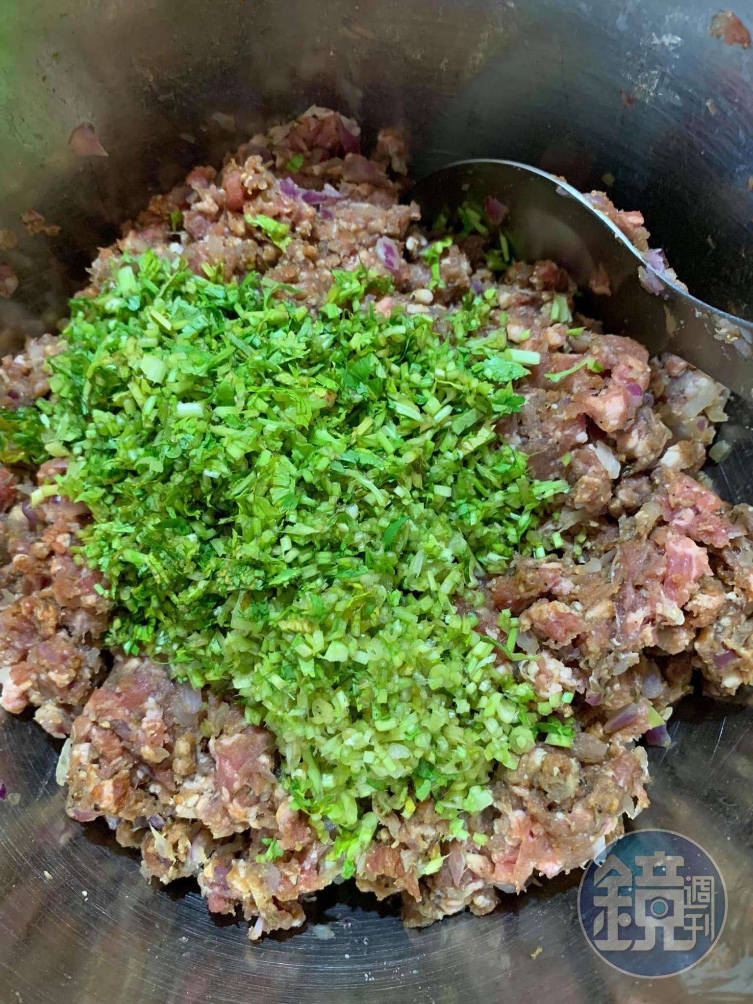 香菜末放進絞肉裡一起拌勻。