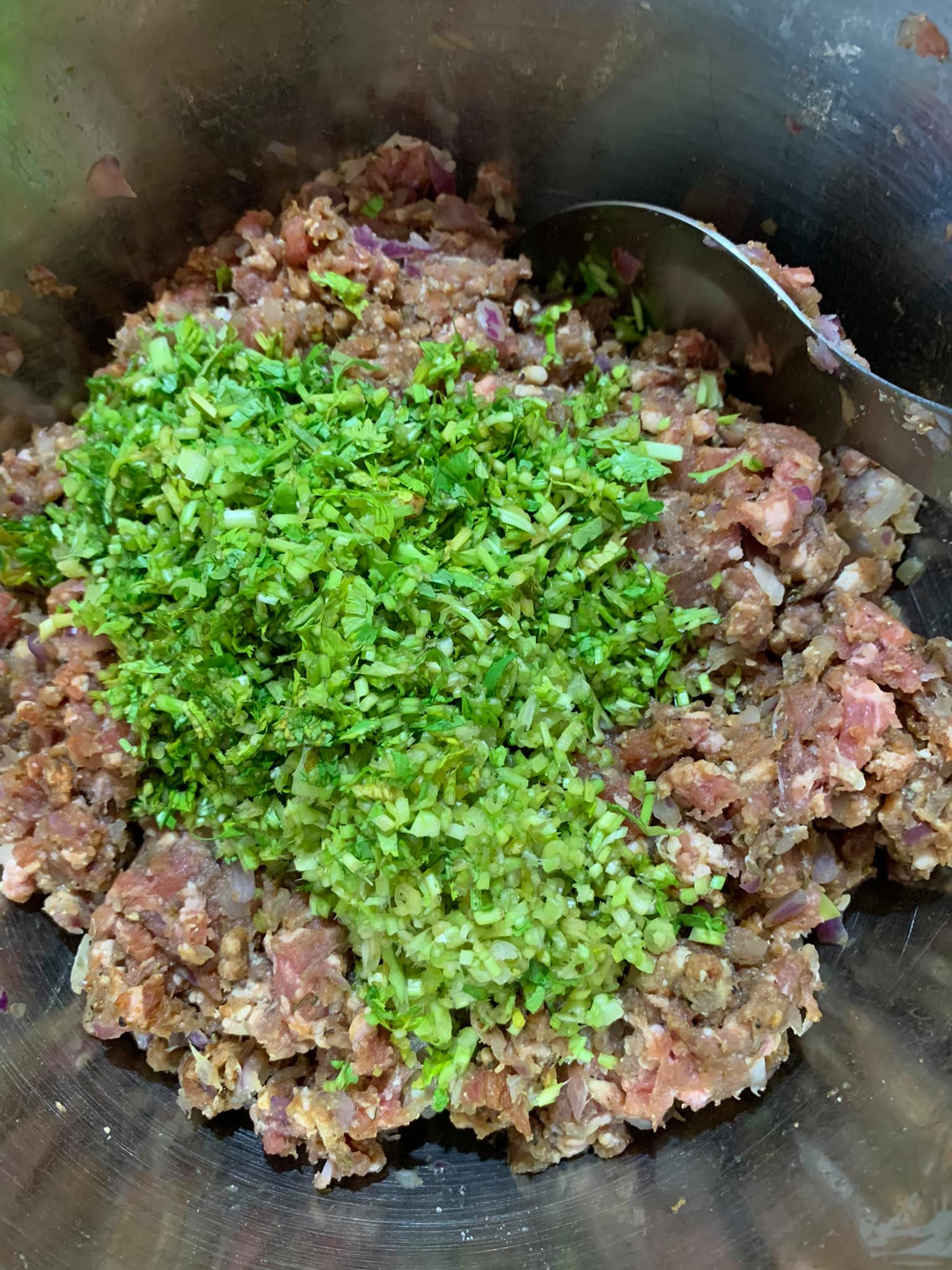 香菜末放進絞肉裡一起拌勻。