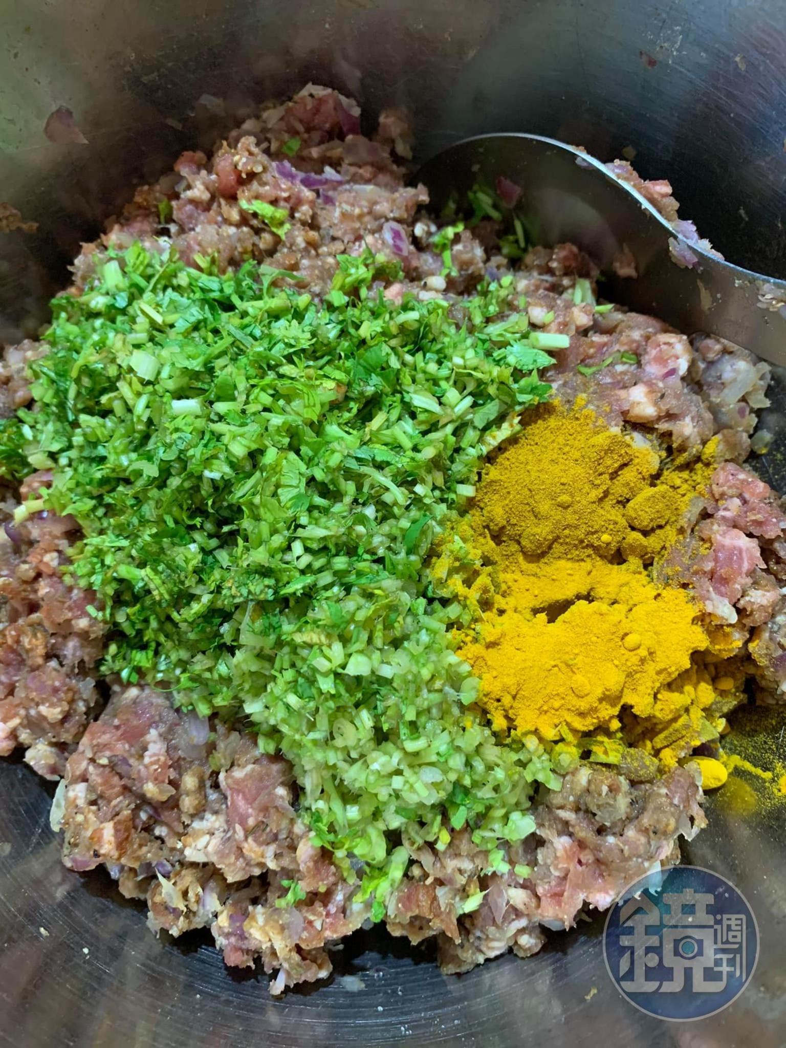 開始在絞肉中放香料。