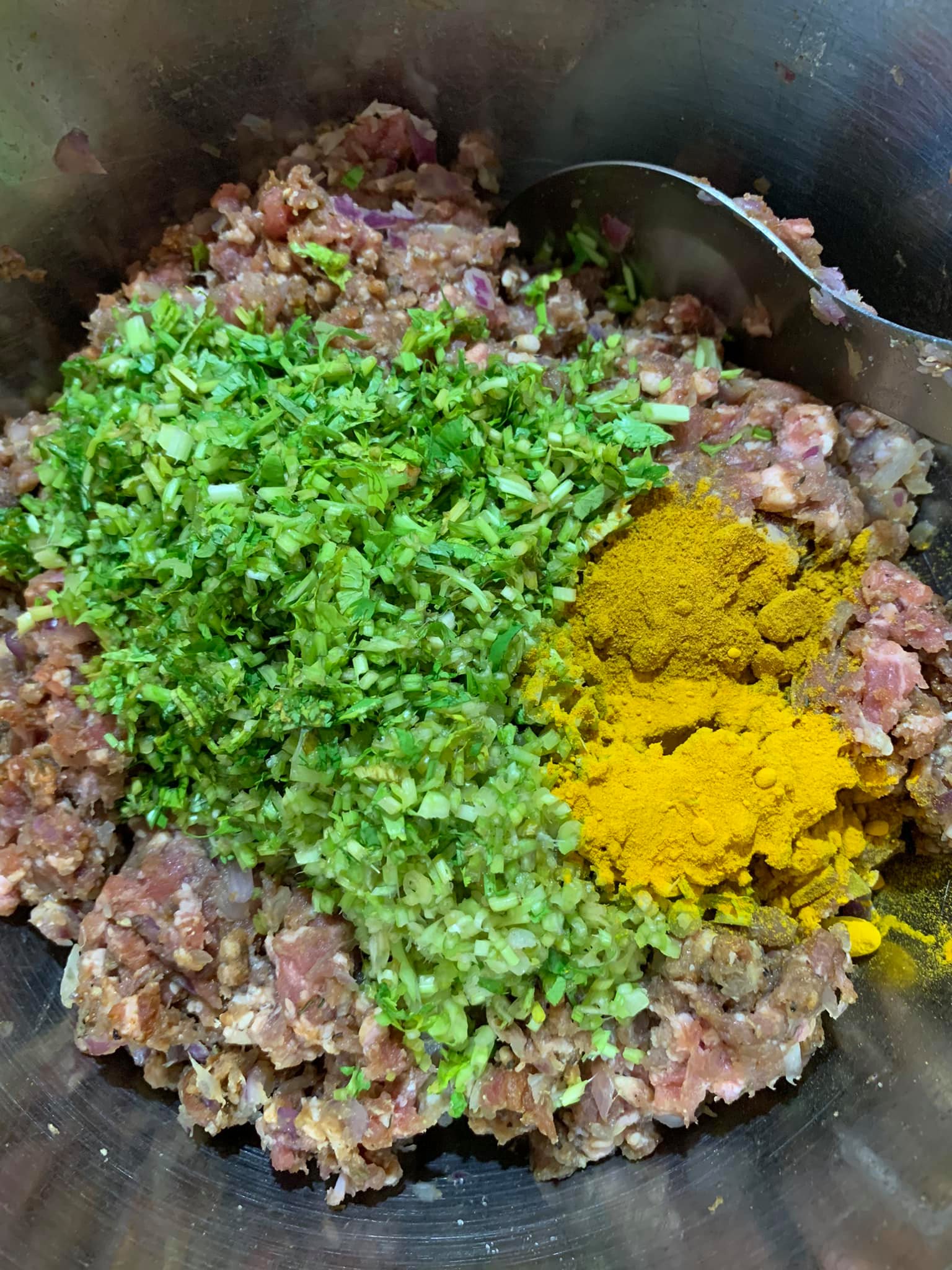 開始在絞肉中放香料。