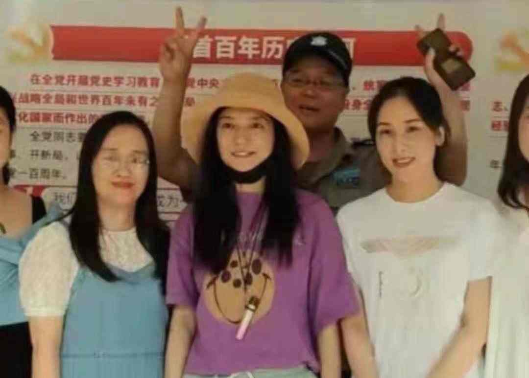 趙薇昨日在安徽蕪湖老家被野生捕獲，這是她出事後首度現身，也證明自己並未被限制人身自由。（翻攝自吉-jim微博）