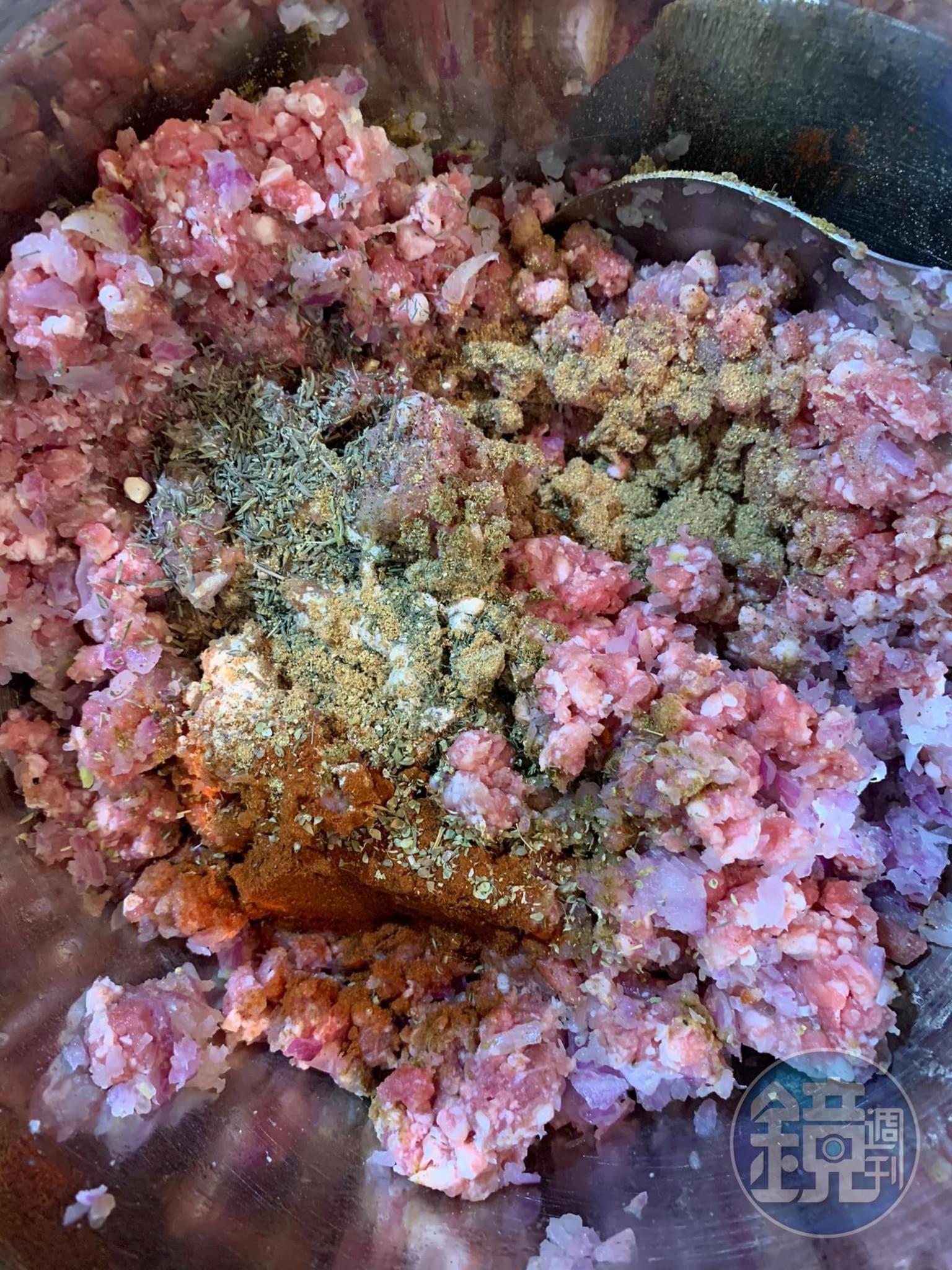 慢慢加入各種香料。