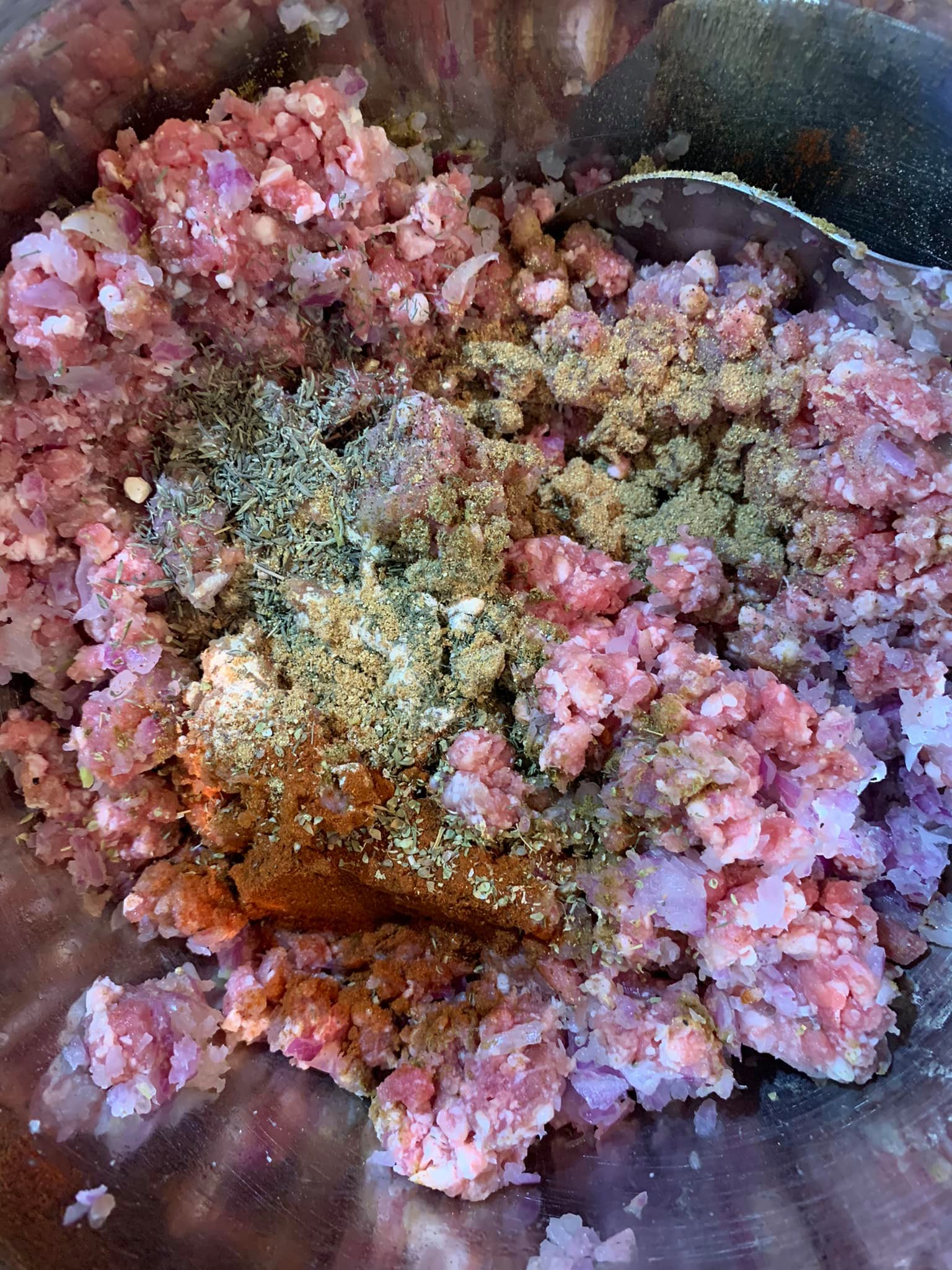 慢慢加入各種香料。