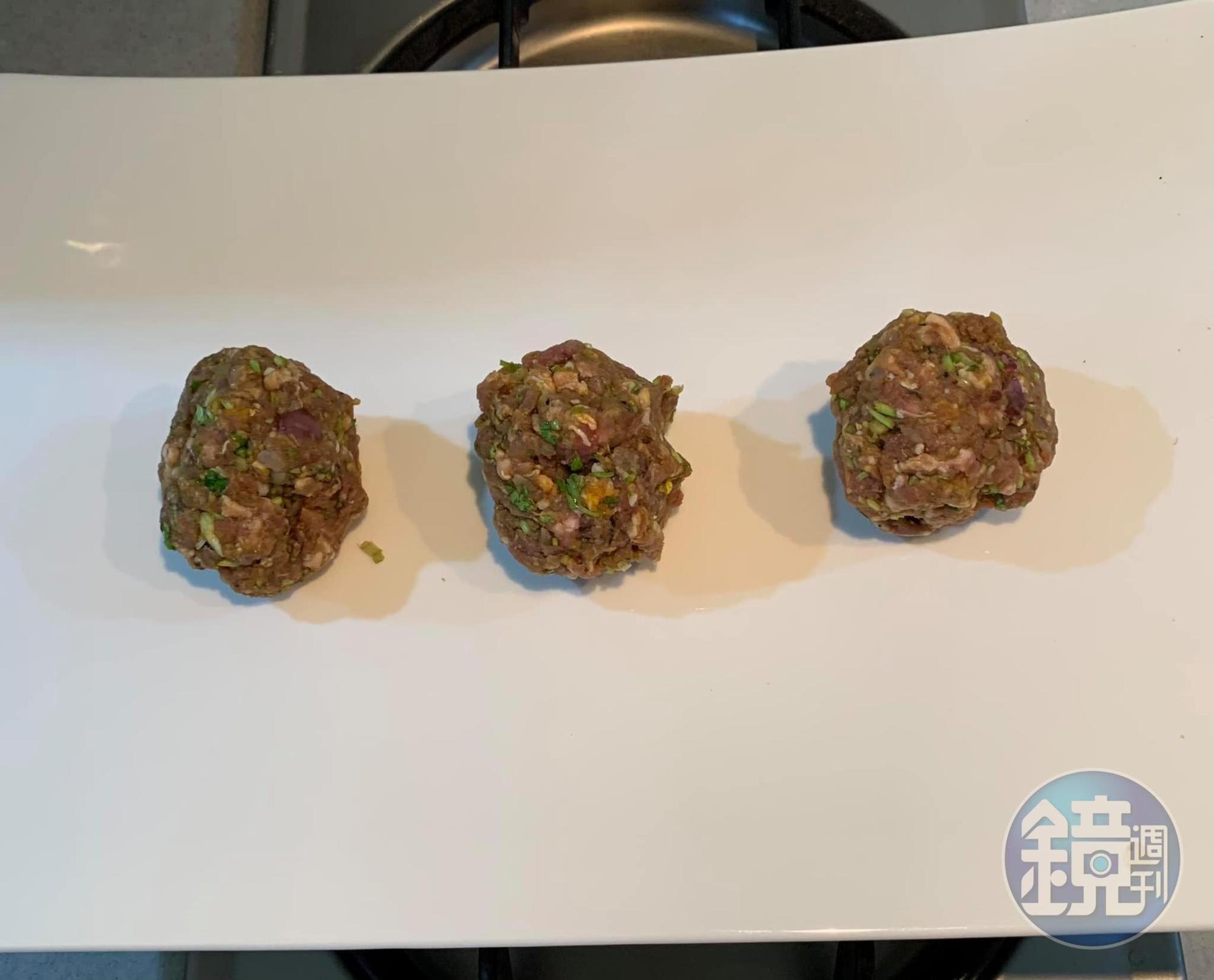 將肉餡捏成球狀。