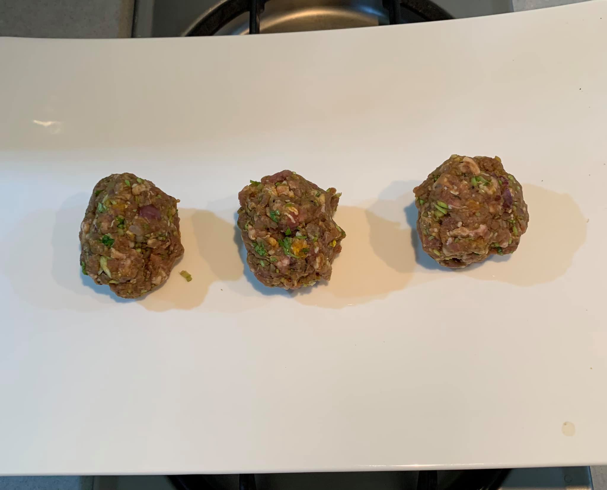 將肉餡捏成球狀。