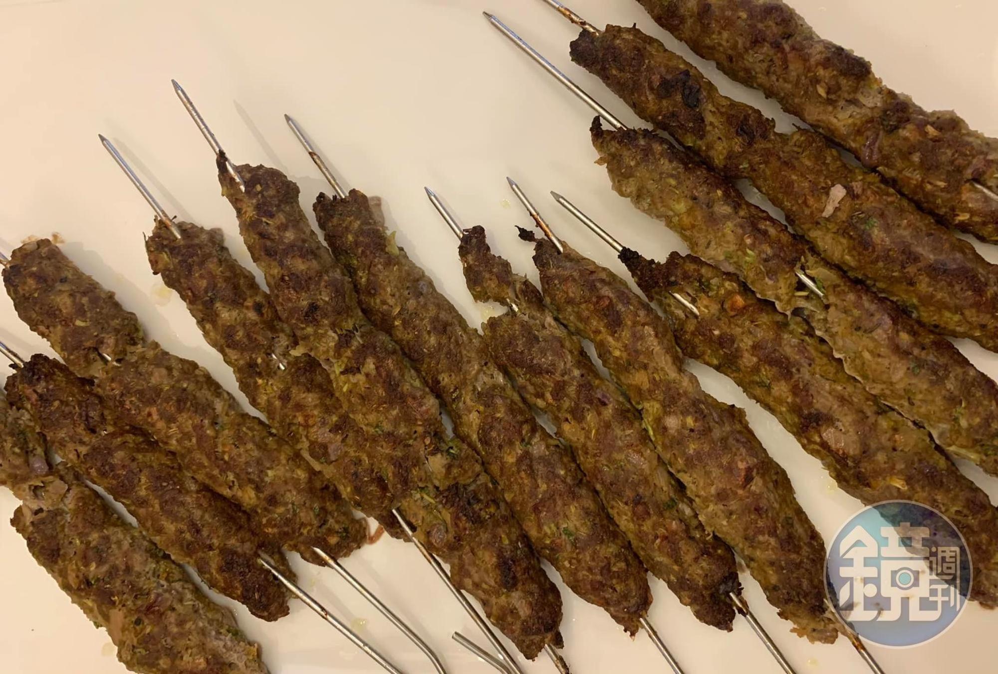 烤到肉串微焦即可，一共烤了12串，一人3串。