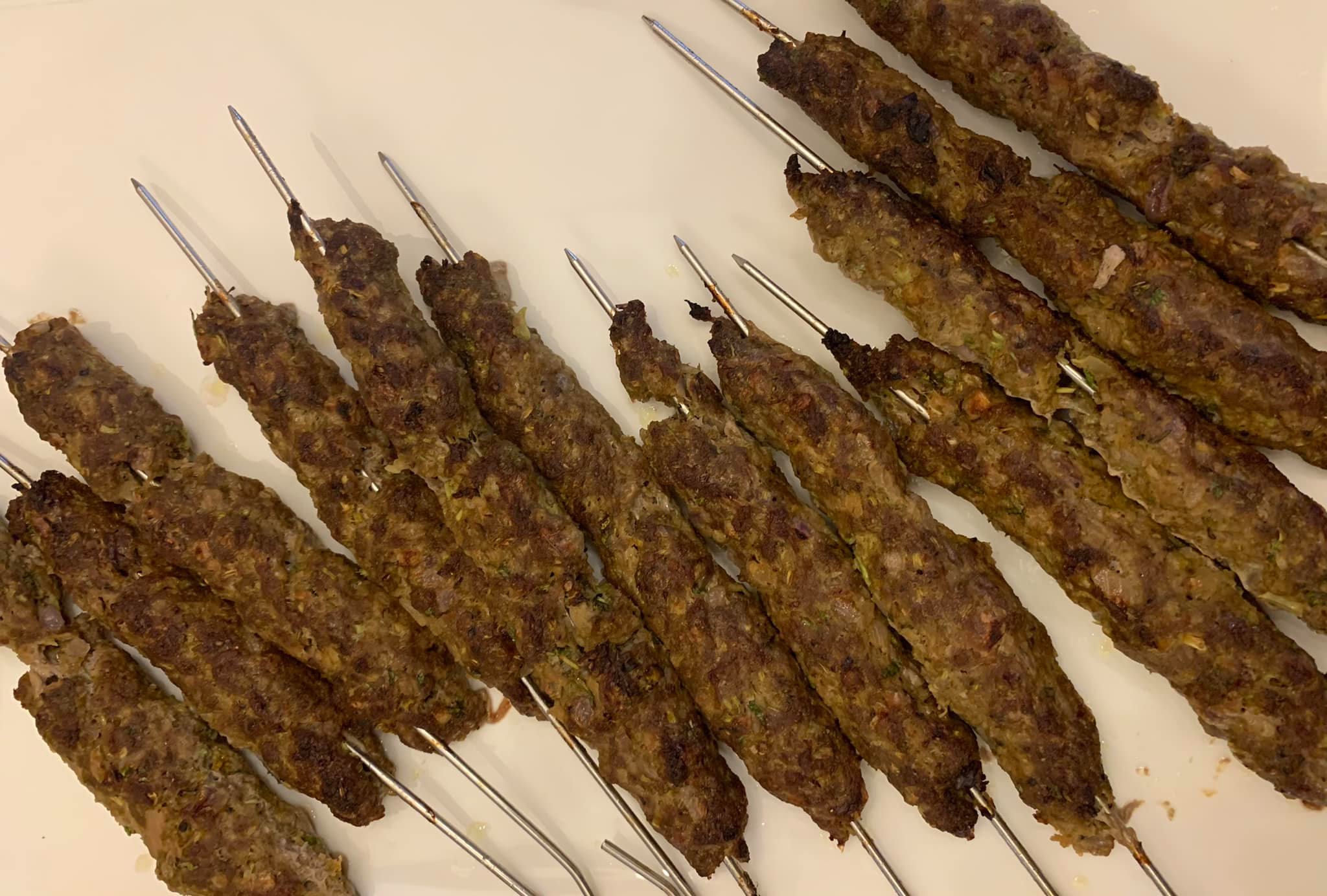 烤到肉串微焦即可，一共烤了12串，一人3串。