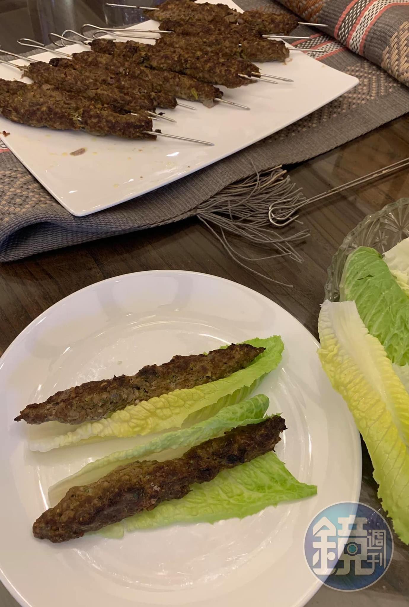 埃及烤羊肉串上桌。