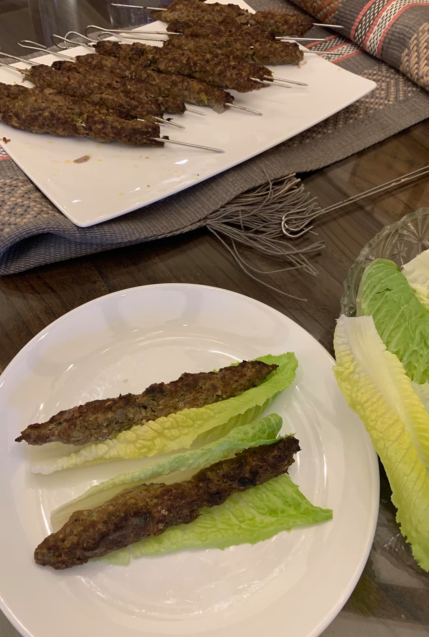 埃及烤羊肉串上桌。