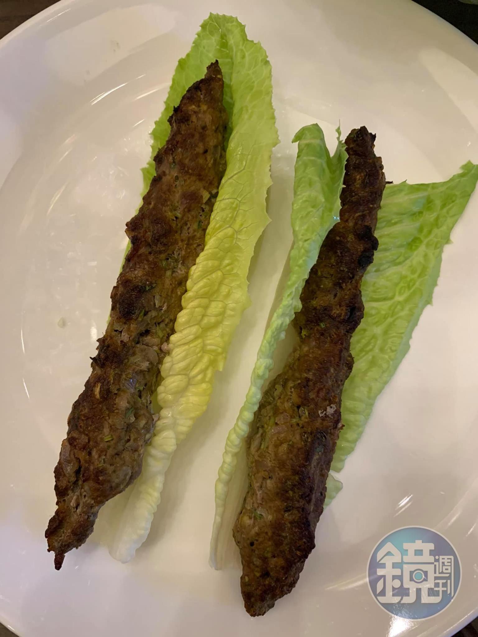 用蘿蔓葉包著吃，很清爽。