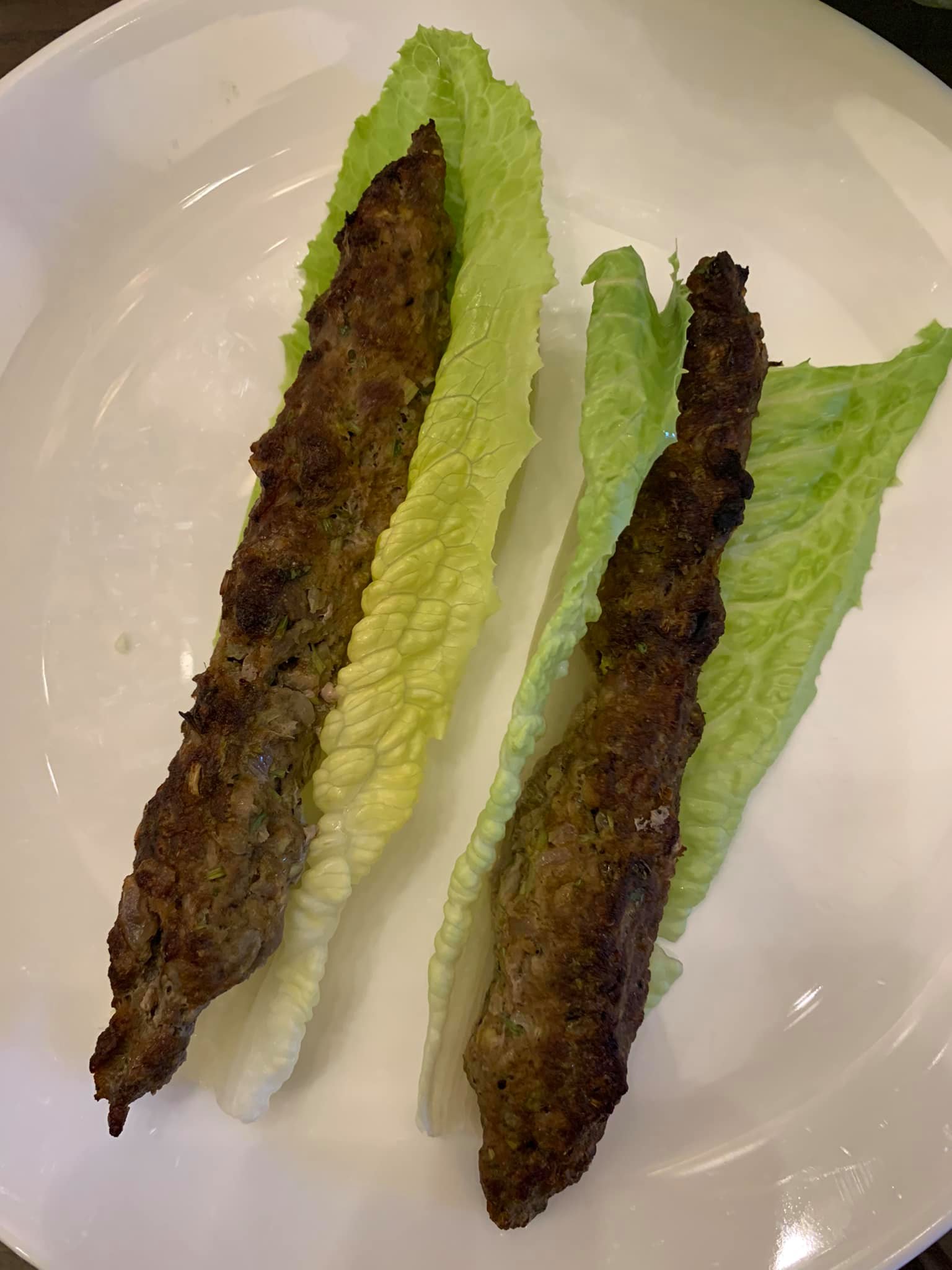 用蘿蔓葉包著吃，很清爽。
