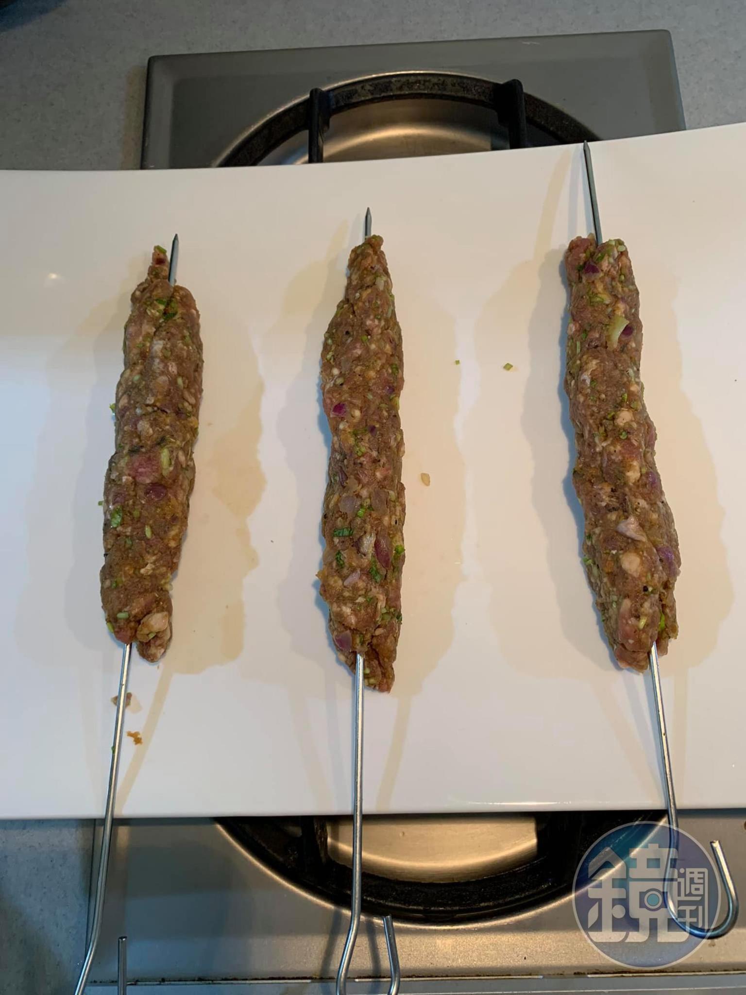 用鐵簽串起來，捏成條狀。