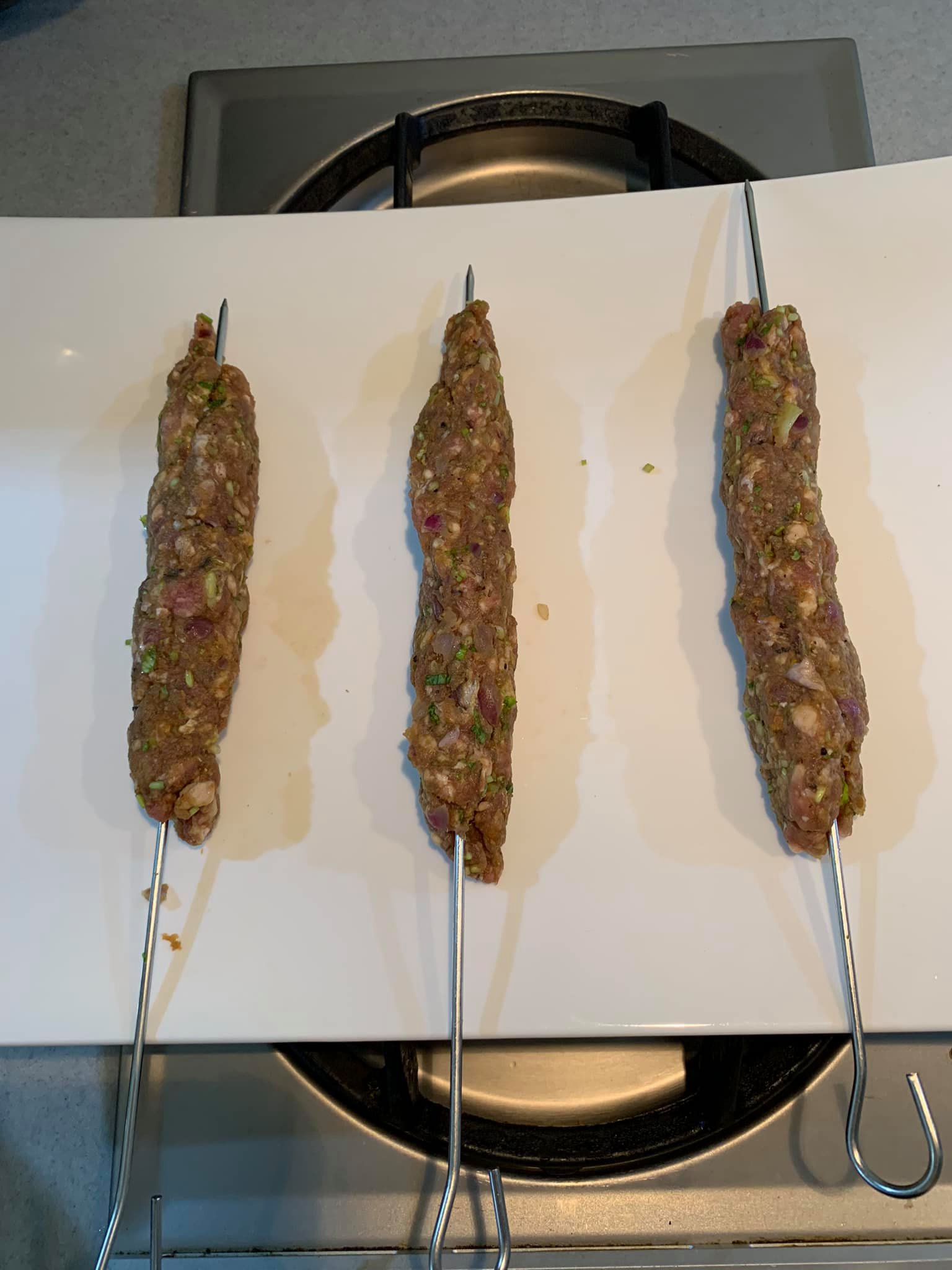 用鐵簽串起來，捏成條狀。