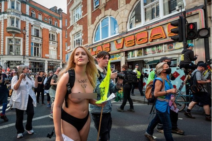 知名的英國環保辣妹安赫絲特，宣布自己是雙性戀者。（翻攝Laura Amherst IG）