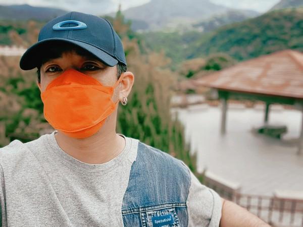 Junior上山到墓園探視小鬼,耳朵上戴著他遺留下來的耳環。(翻攝自Junior臉書)